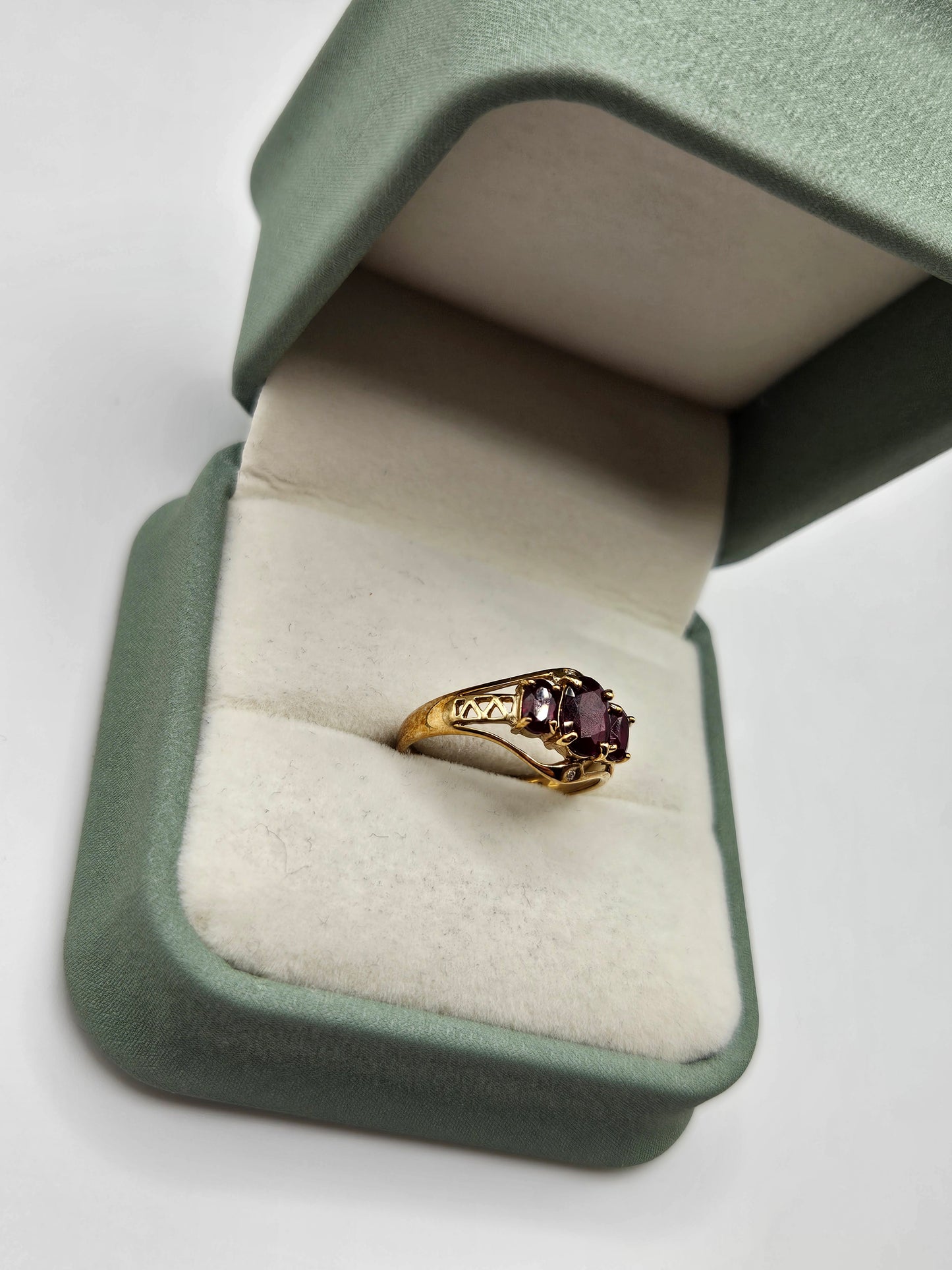 9ct gold garnet ring