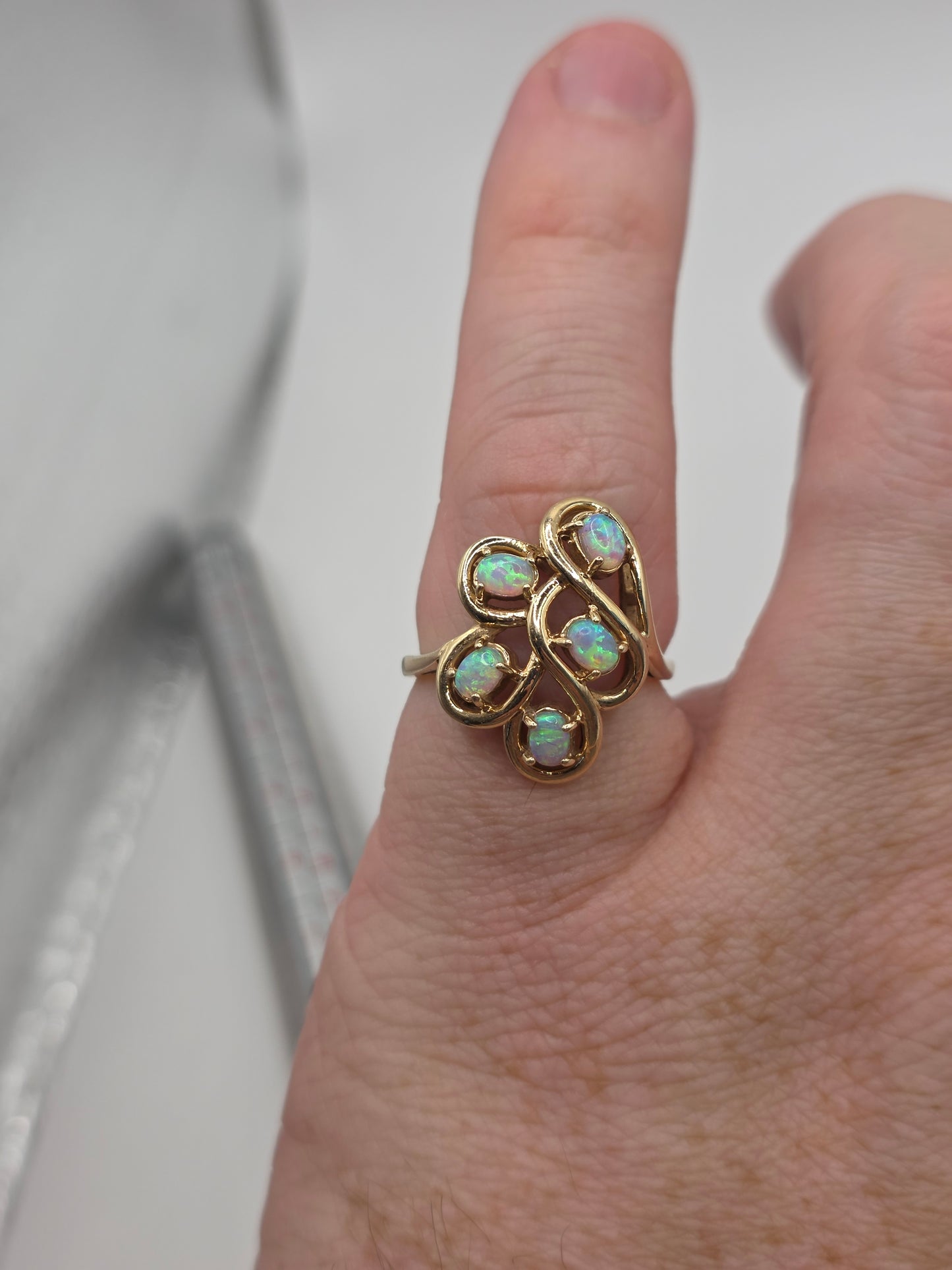 Heavy 9ct gold opal ring