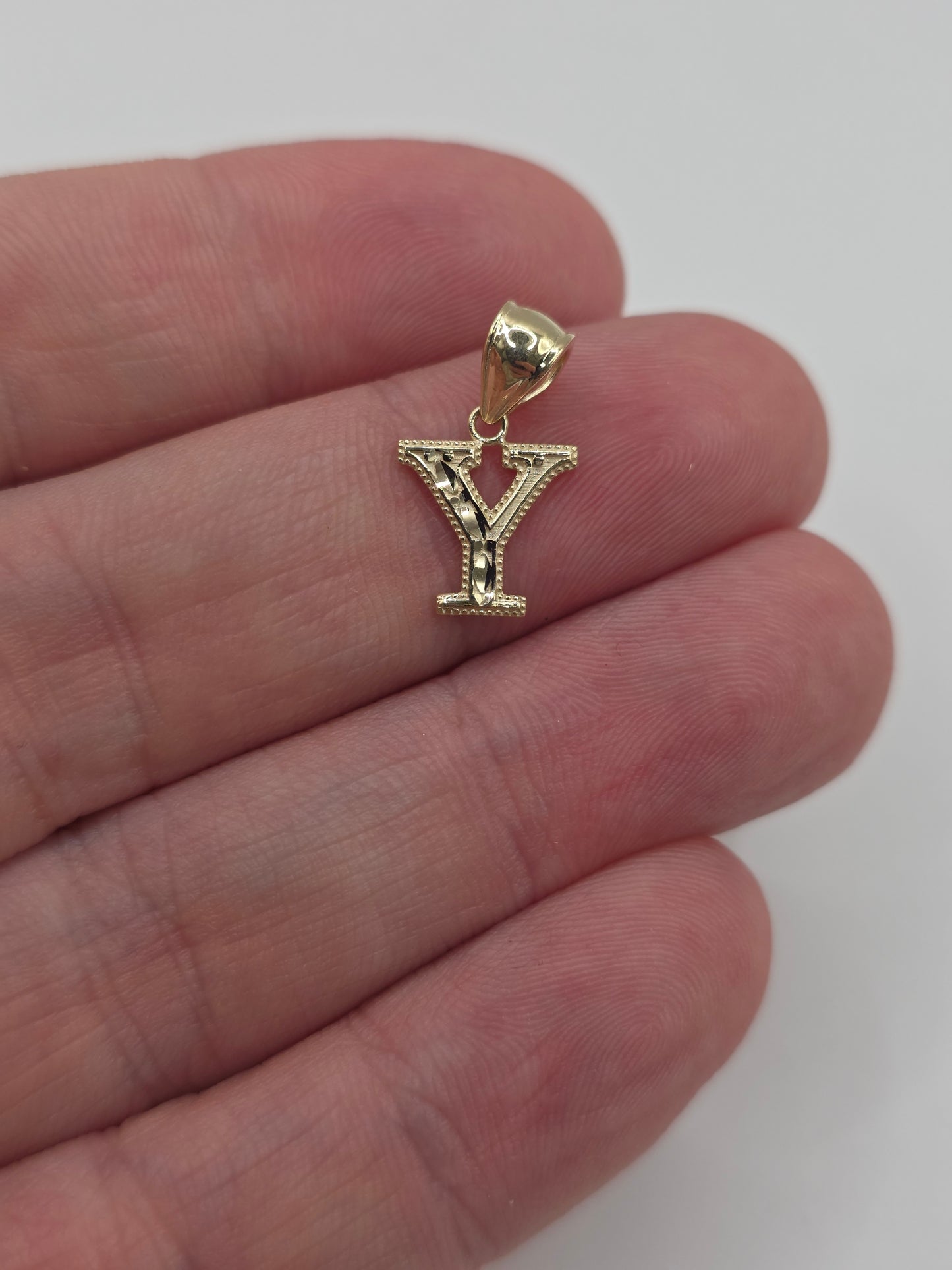 9ct gold initial Y pendant