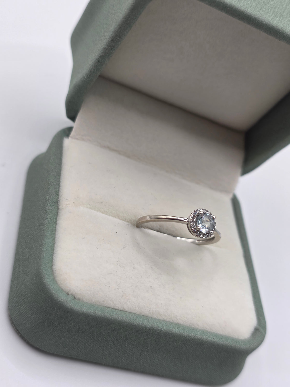 9ct white gold aquamarine and diamond ring
