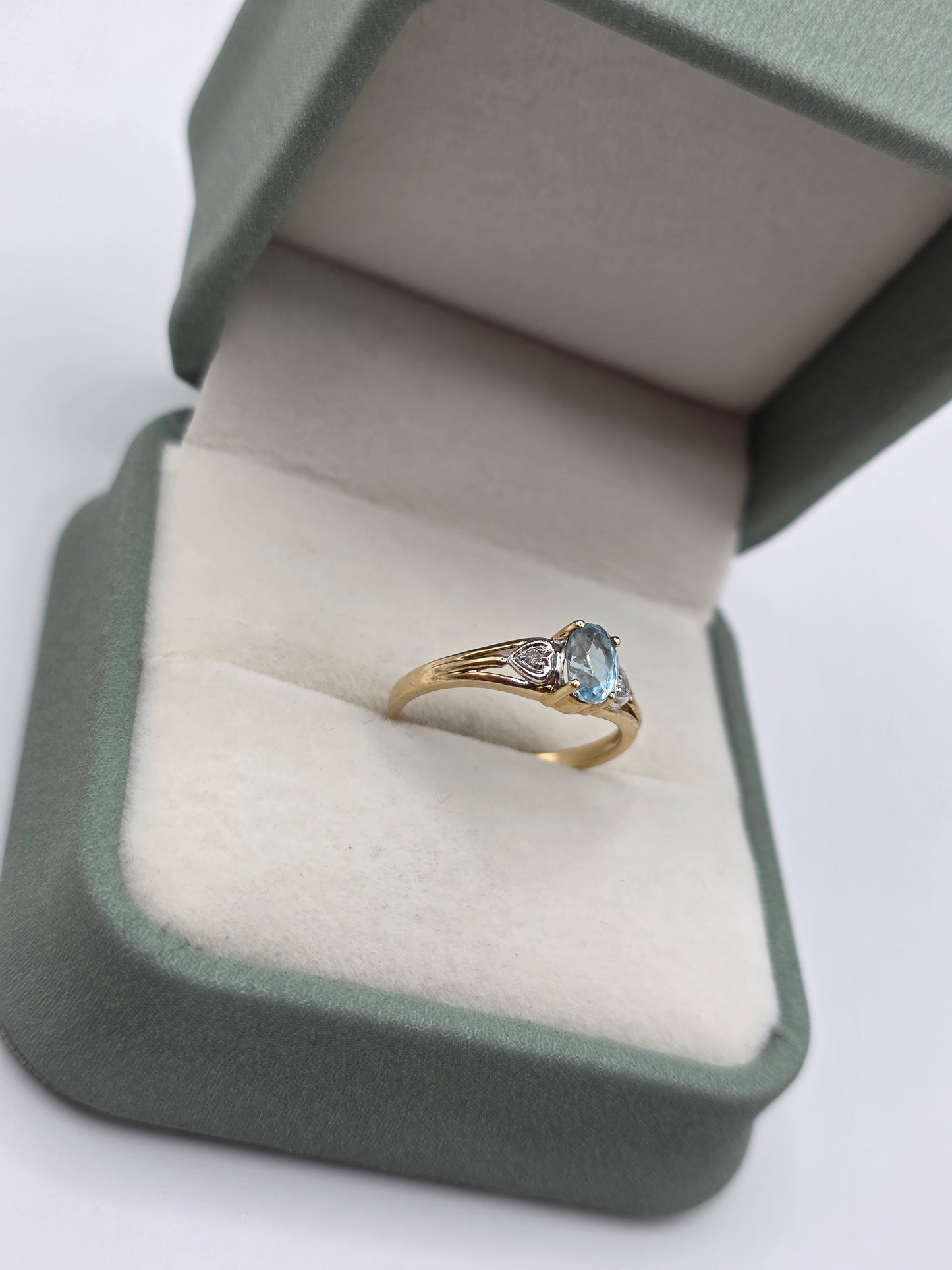 9ct gold aquamarine and diamond ring