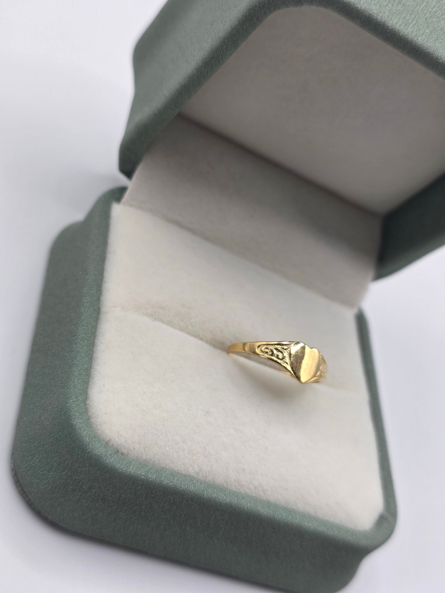 9ct gold heart signet ring