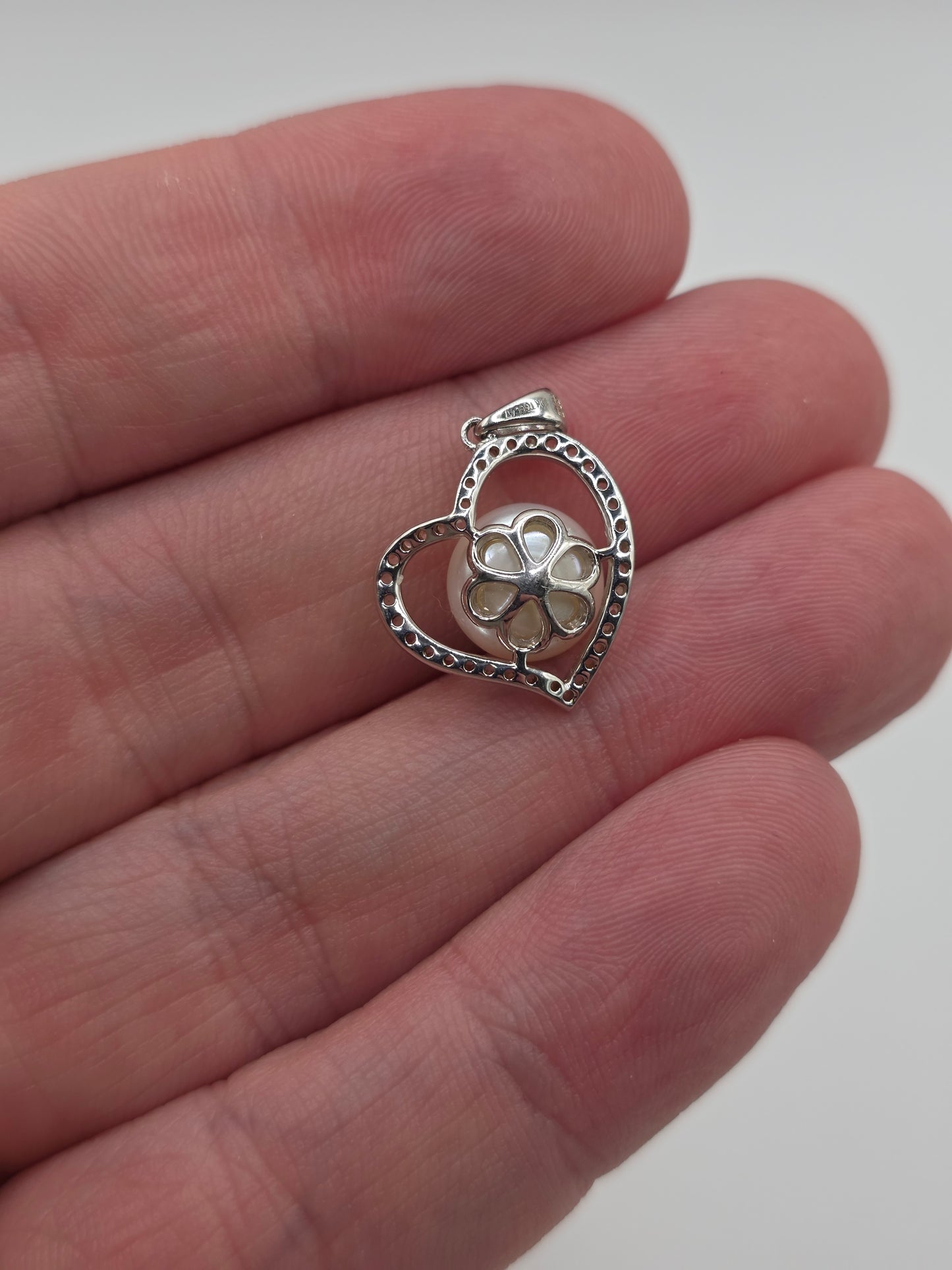 9ct white gold pearl and white topaz pendant