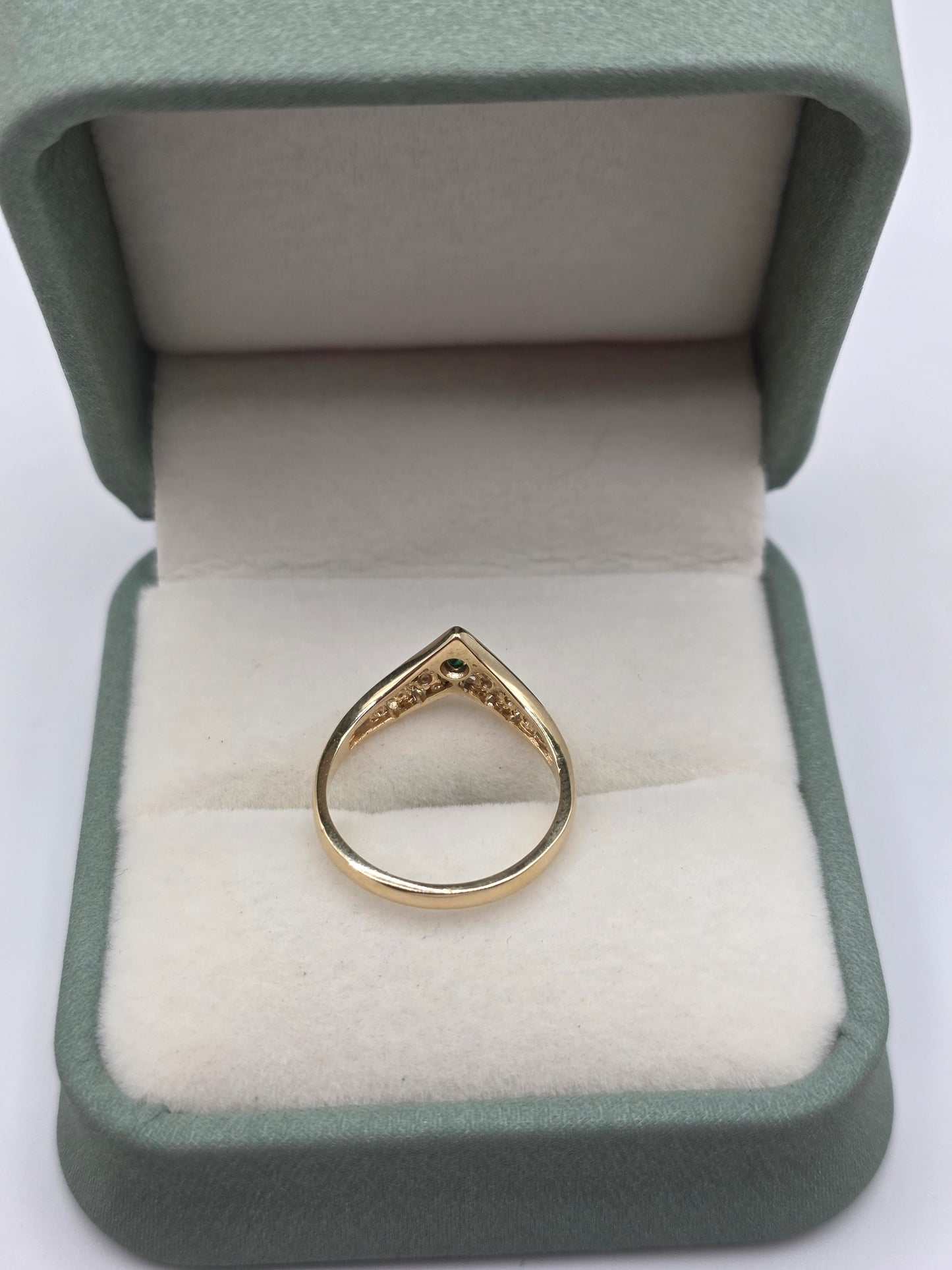 9ct gold emerald wishbone ring