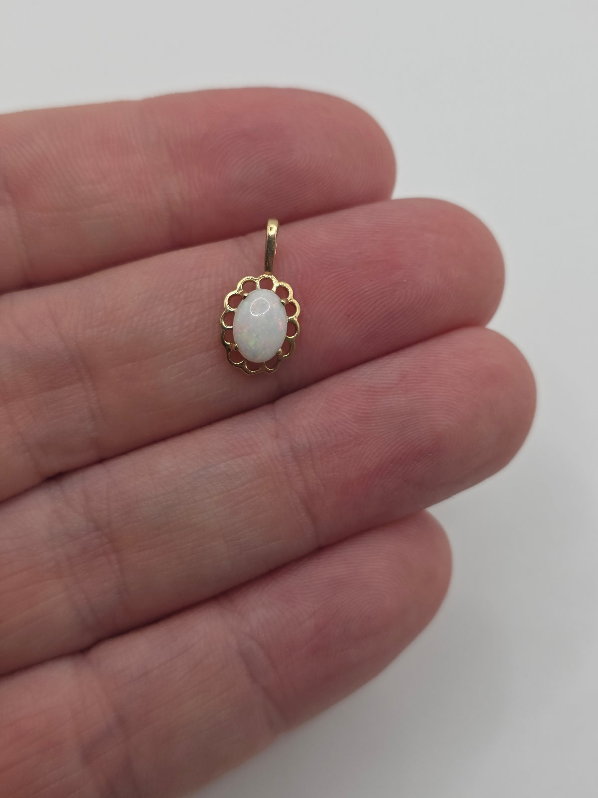 9ct gold opal pendant