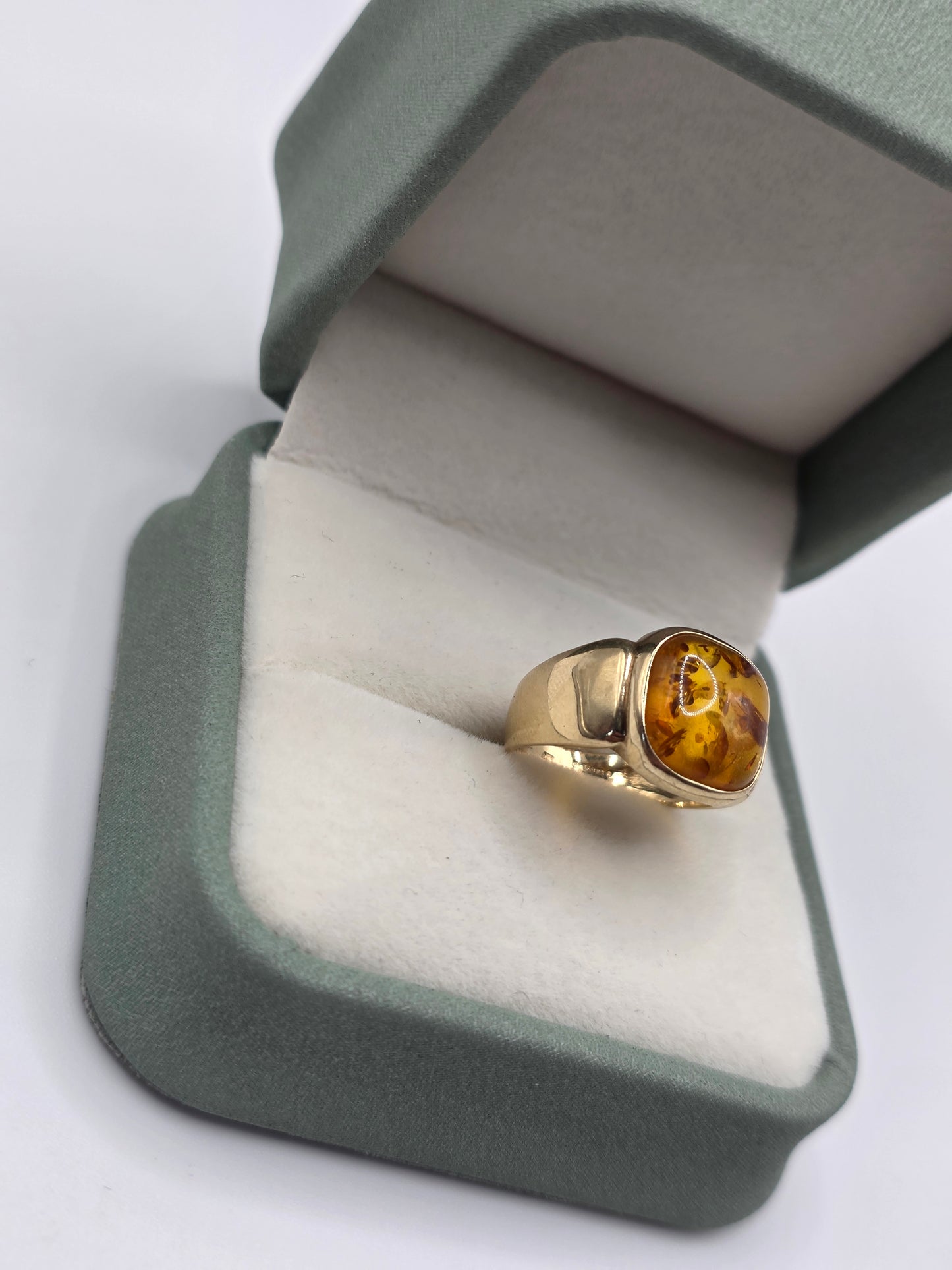 Heavy 9ct gold amber ring
