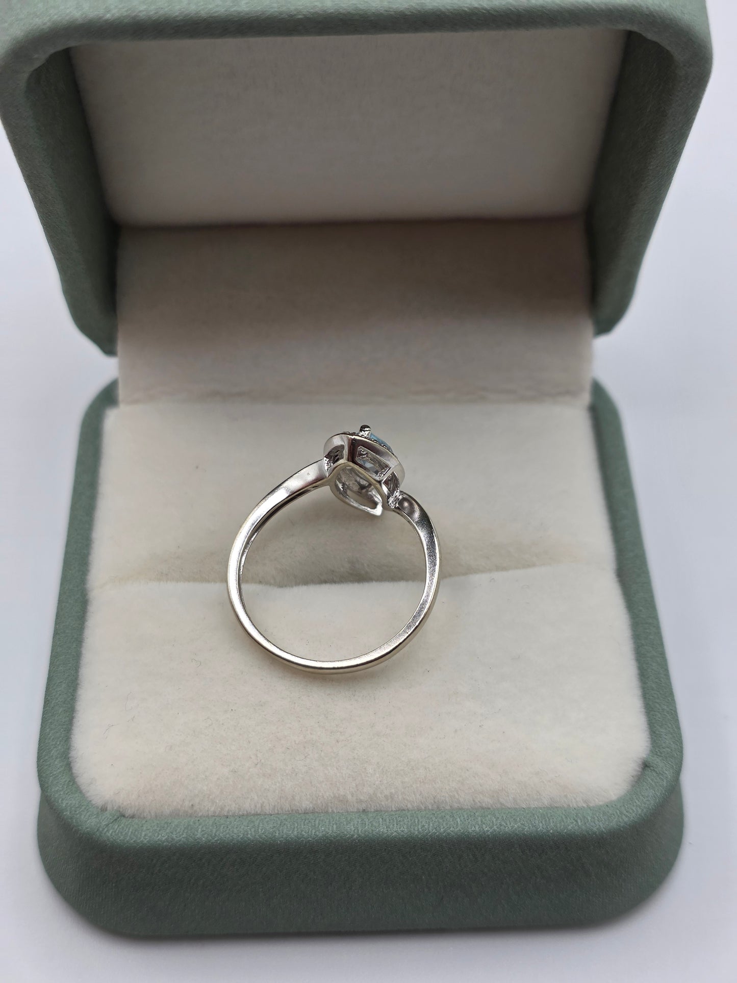 9ct white gold aquamarine and diamond ring