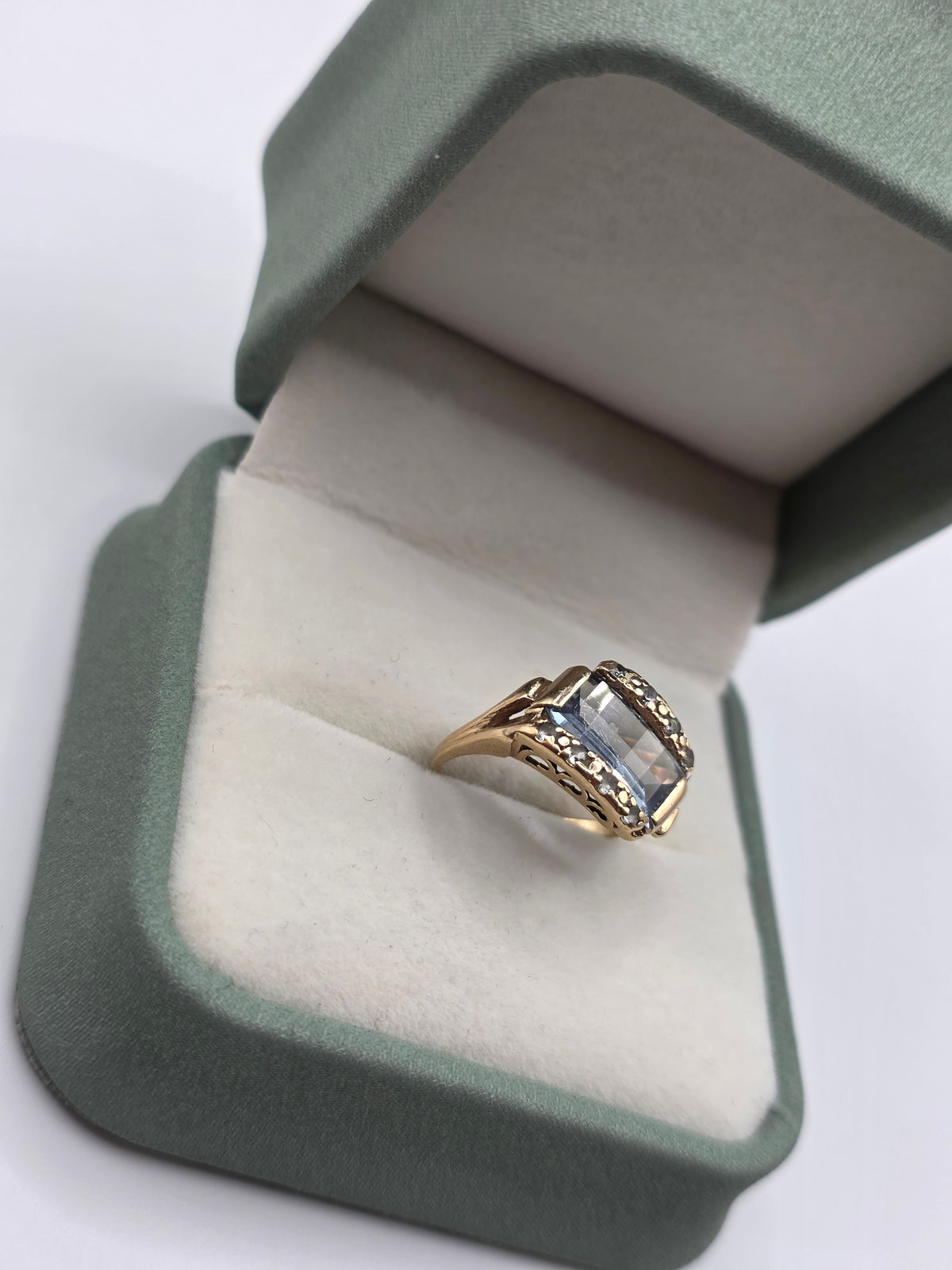 9ct gold topaz ring