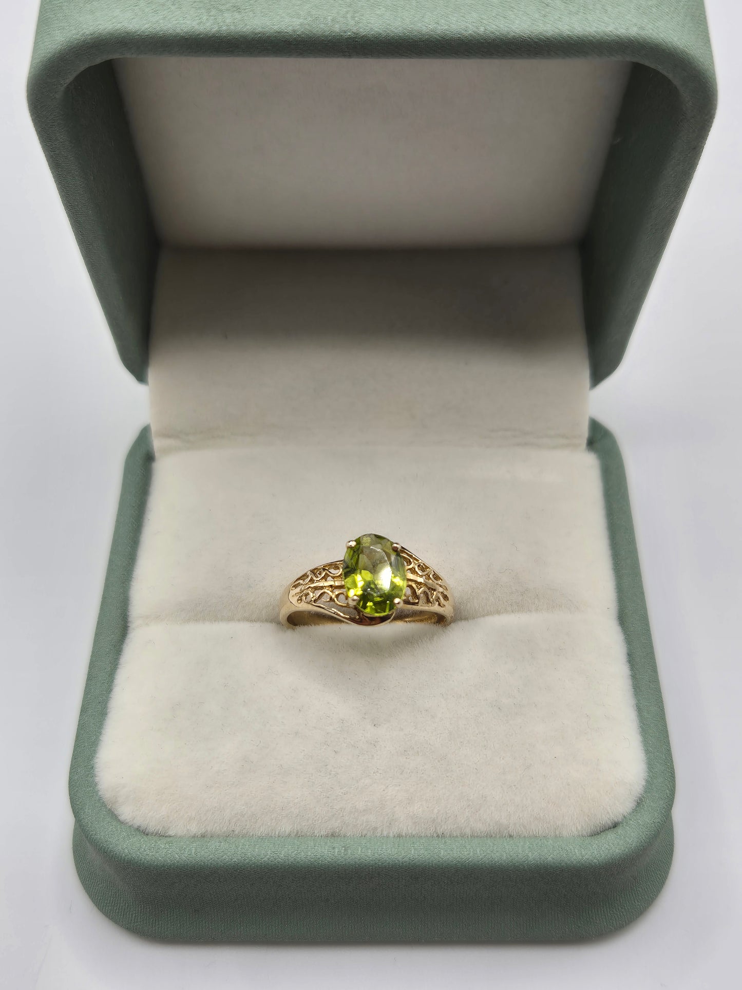 9ct gold peridot ring