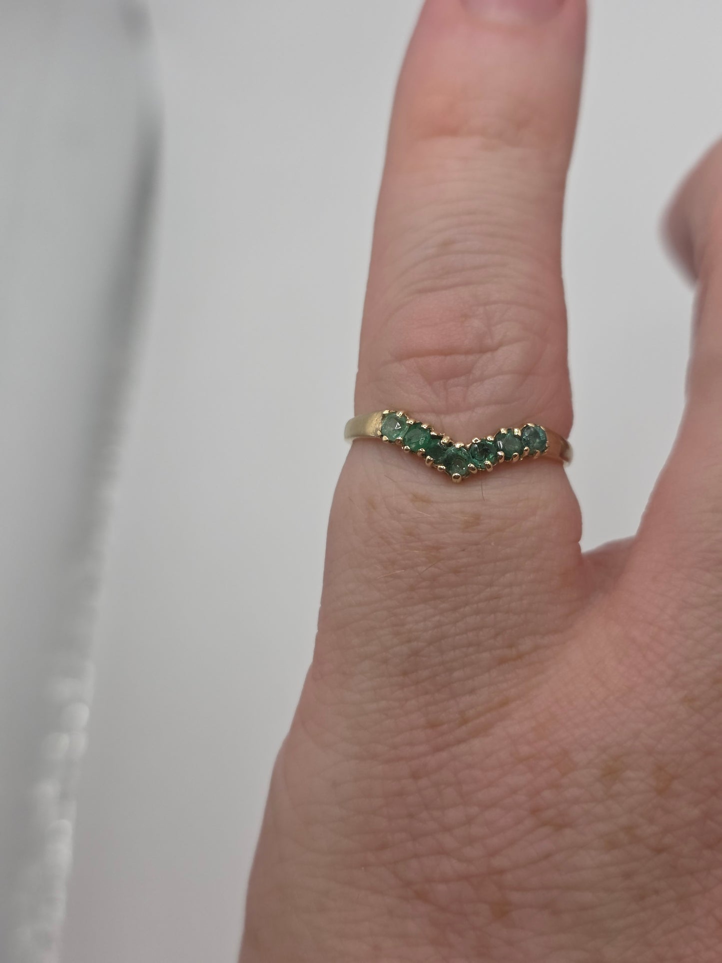 9ct gold emerald wishbone ring
