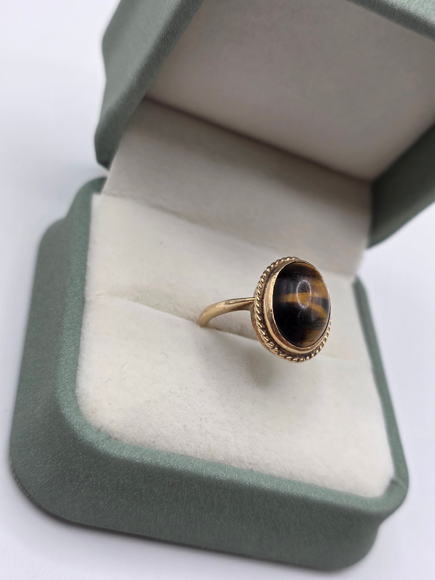 9ct gold tiger's eye ring