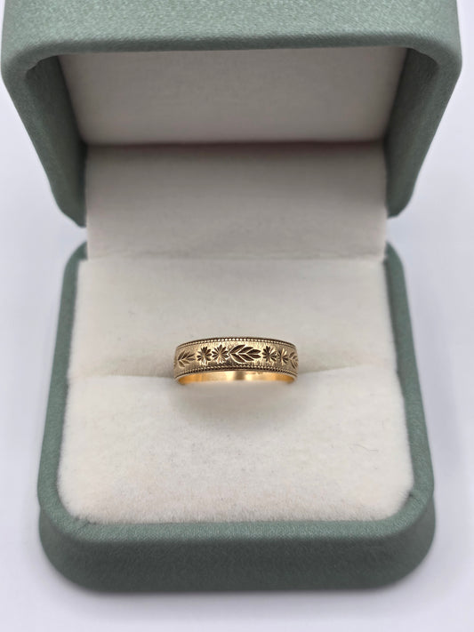 9ct gold patterned band ring