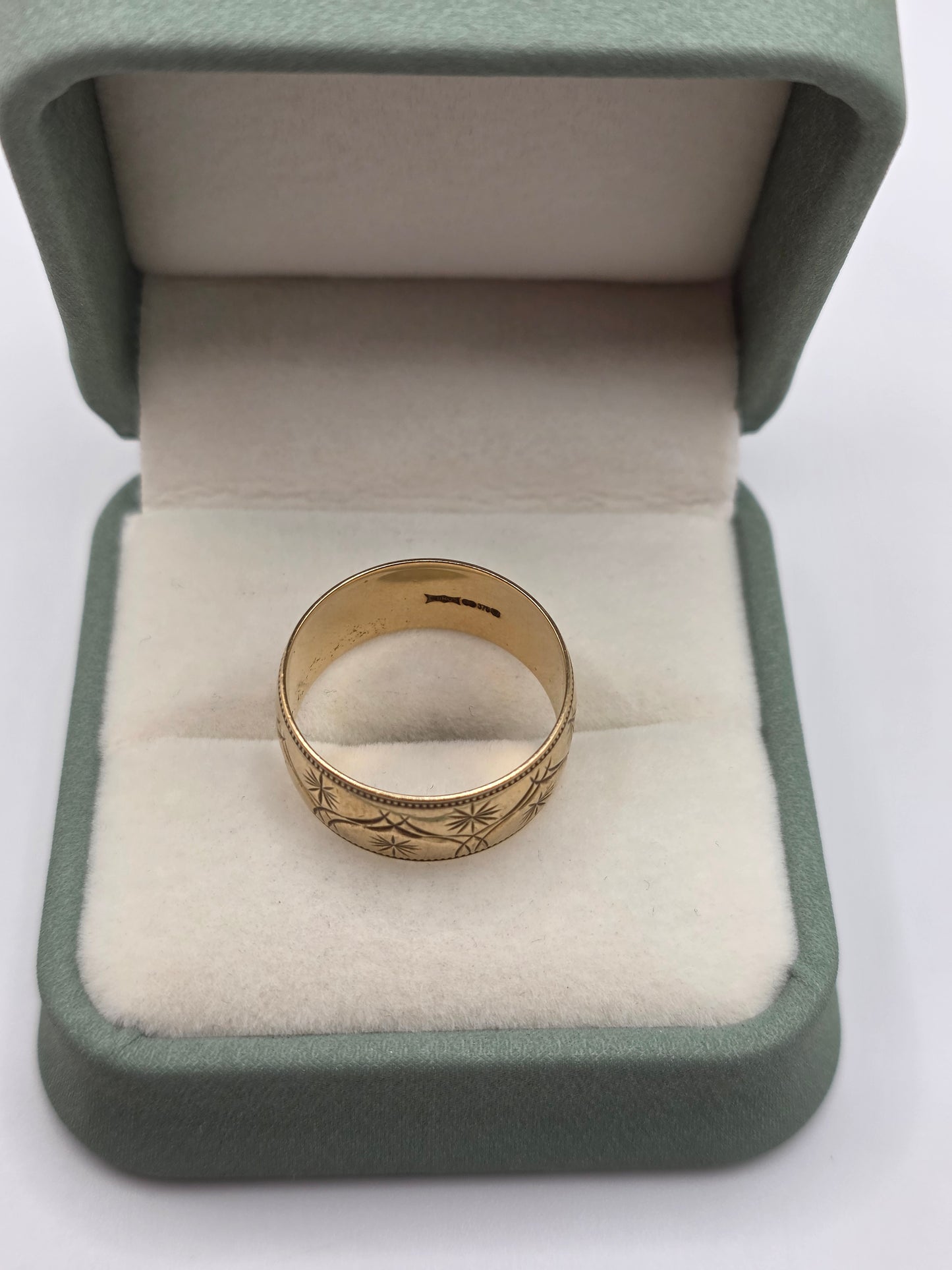 Vintage heavy 9ct gold patterned band ring