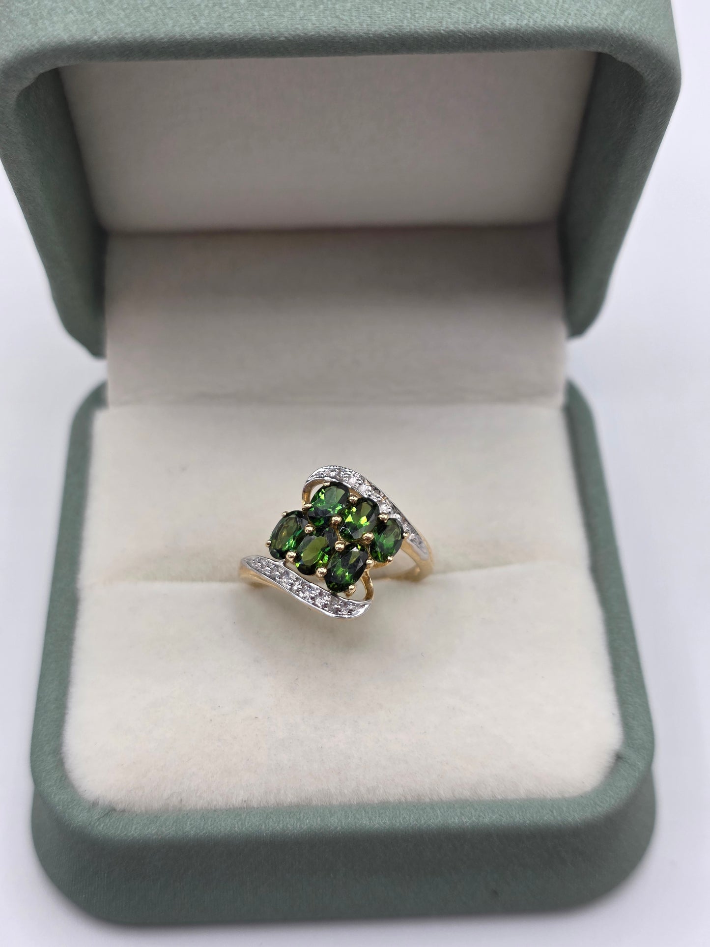 9ct gold diopside and diamond ring