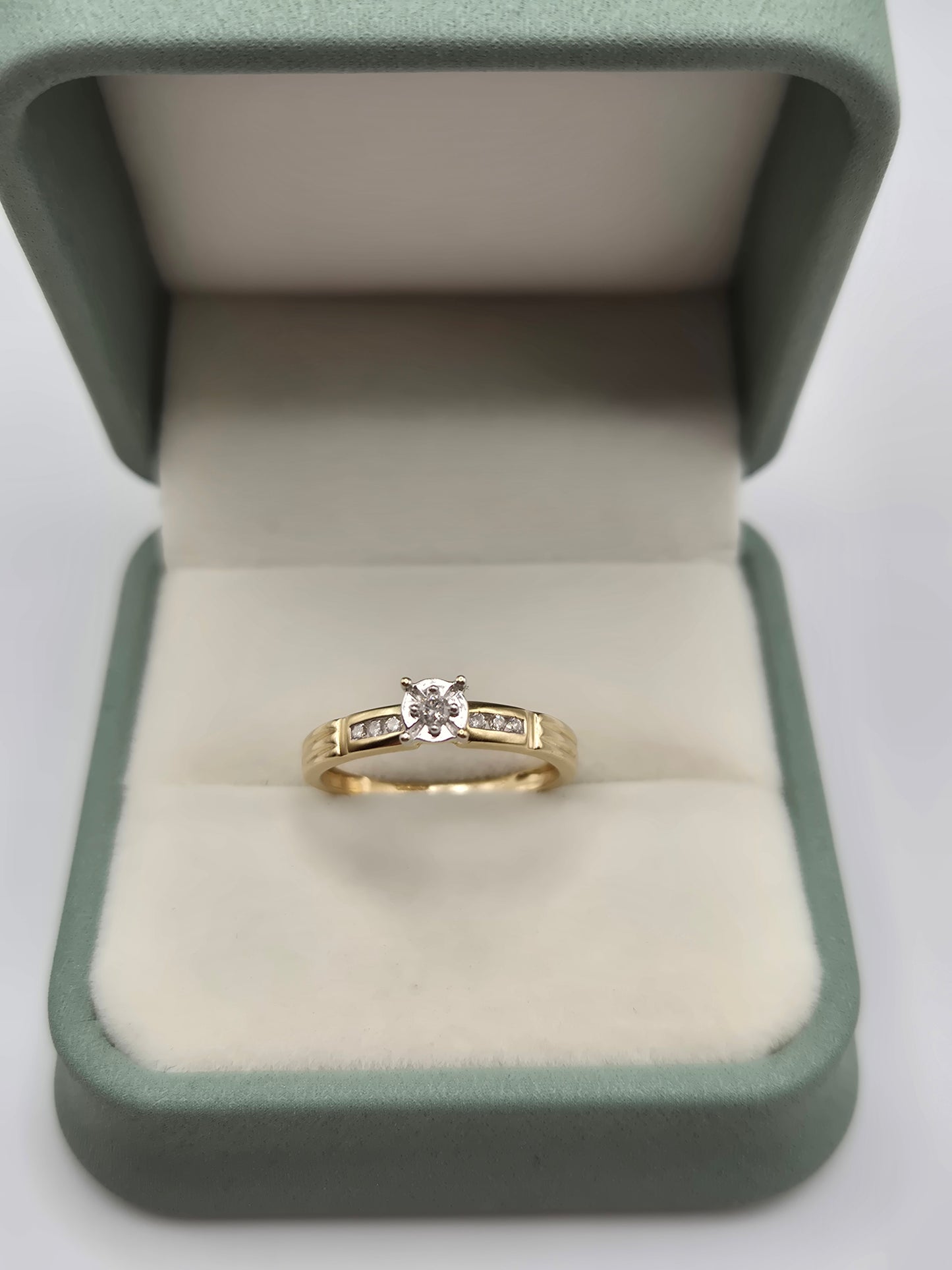 9ct gold diamond ring