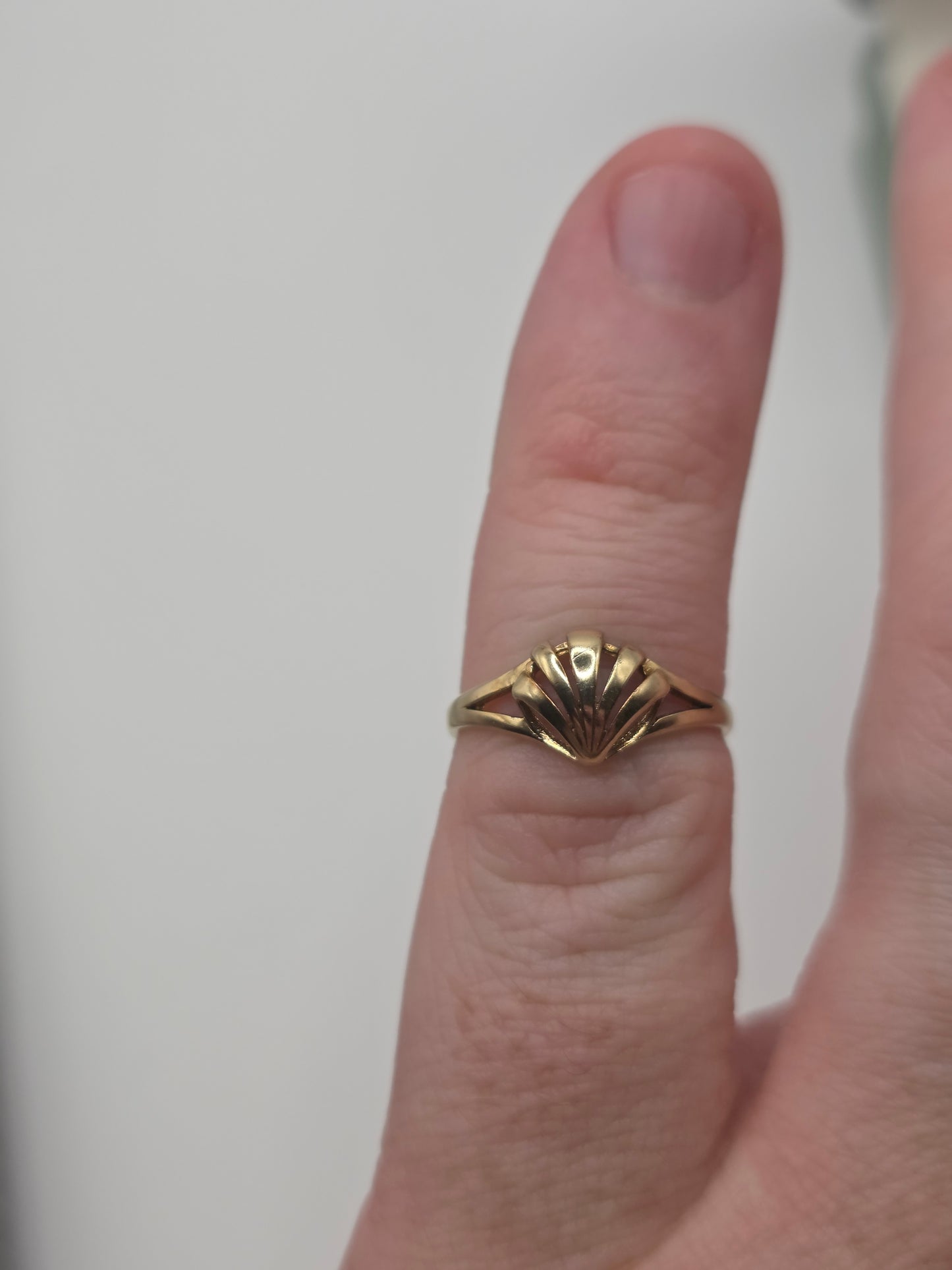 9ct gold shell ring