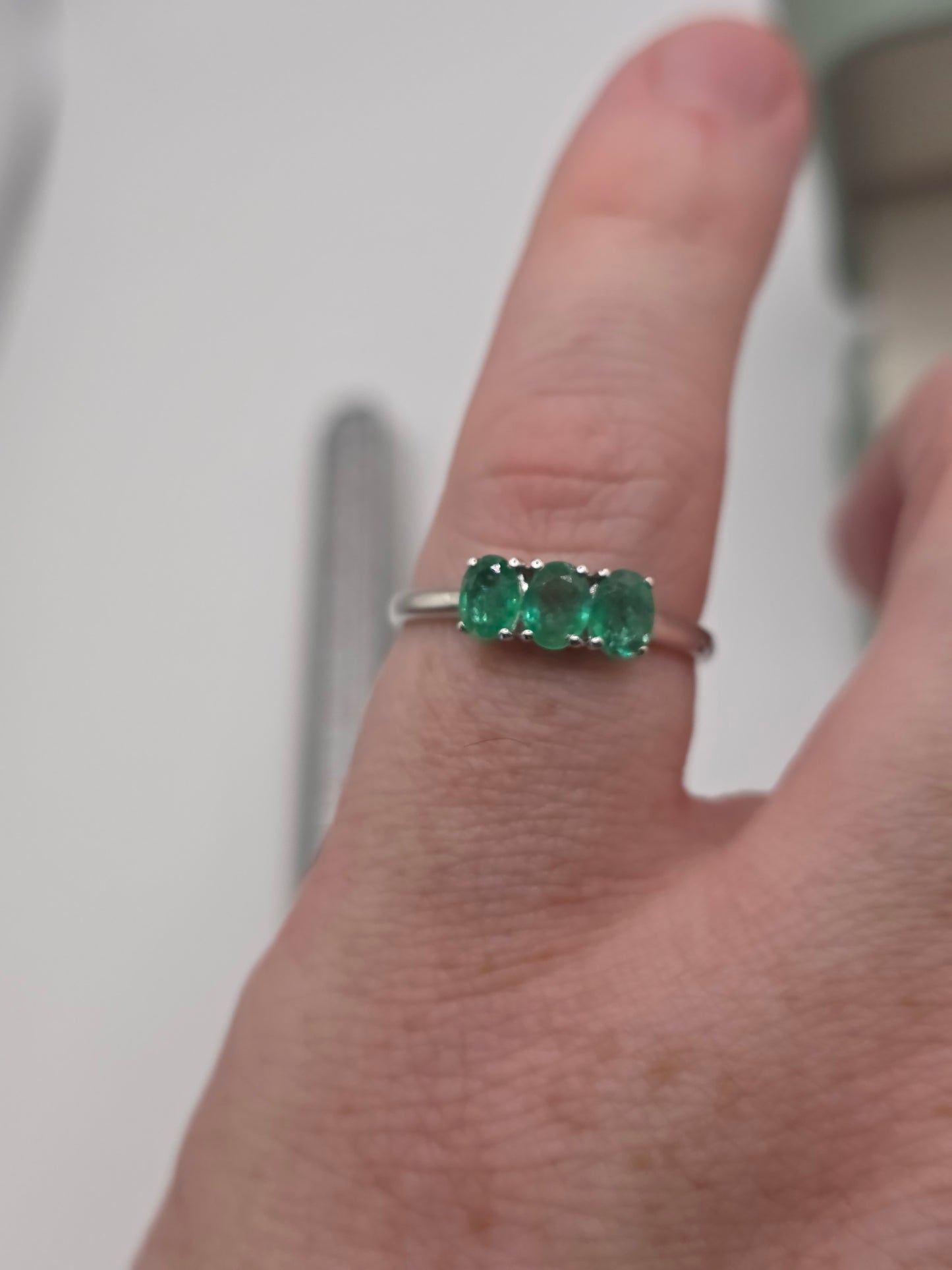 9ct white gold emerald ring