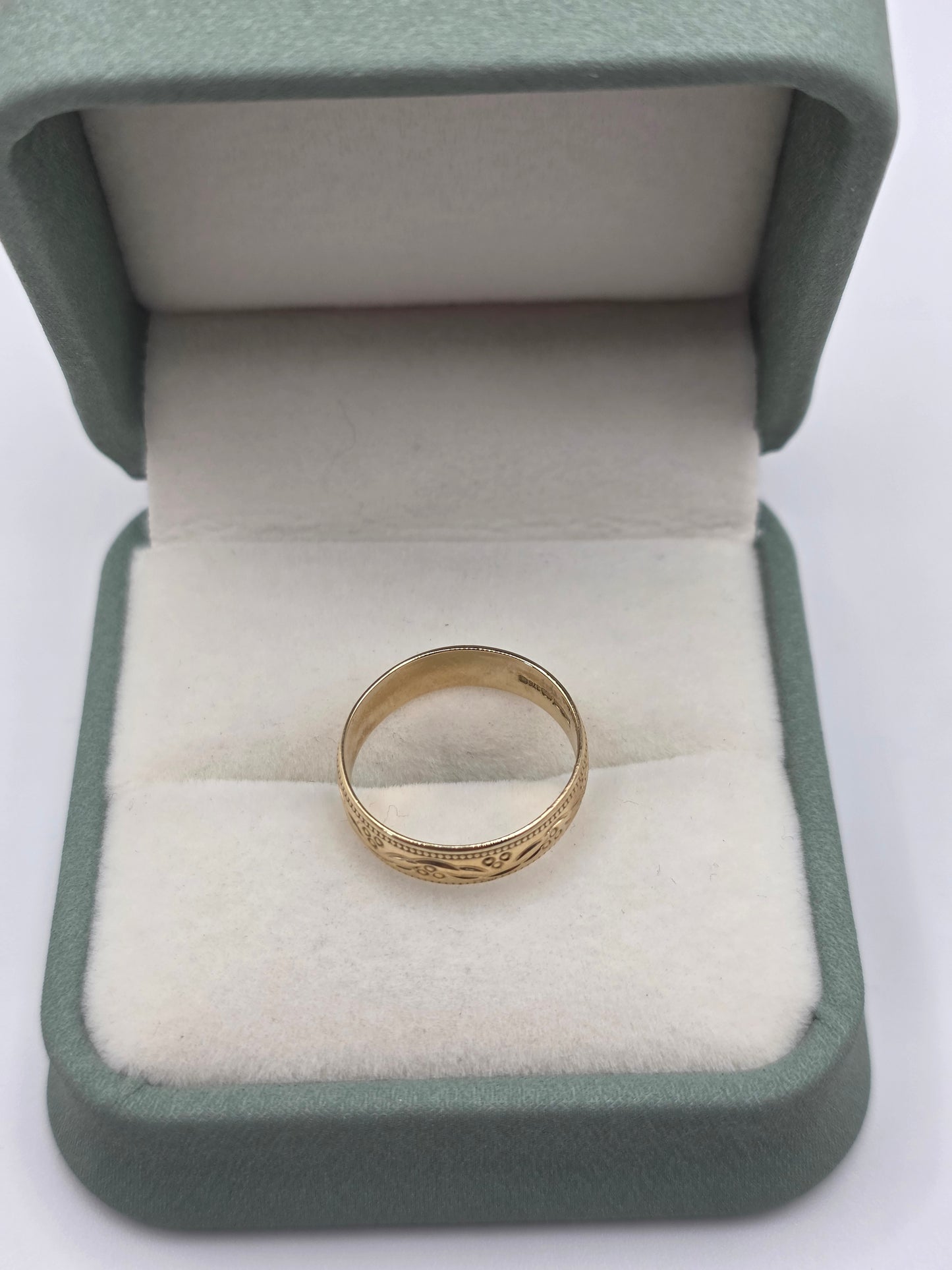 9ct gold patterned band ring