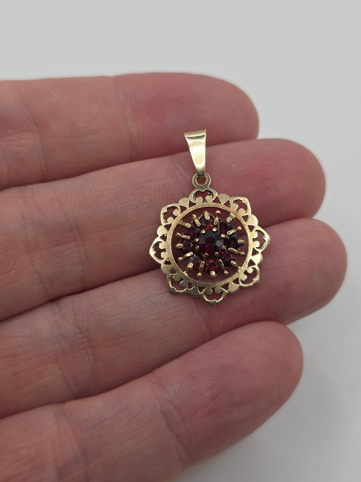 9ct gold garnet pendant