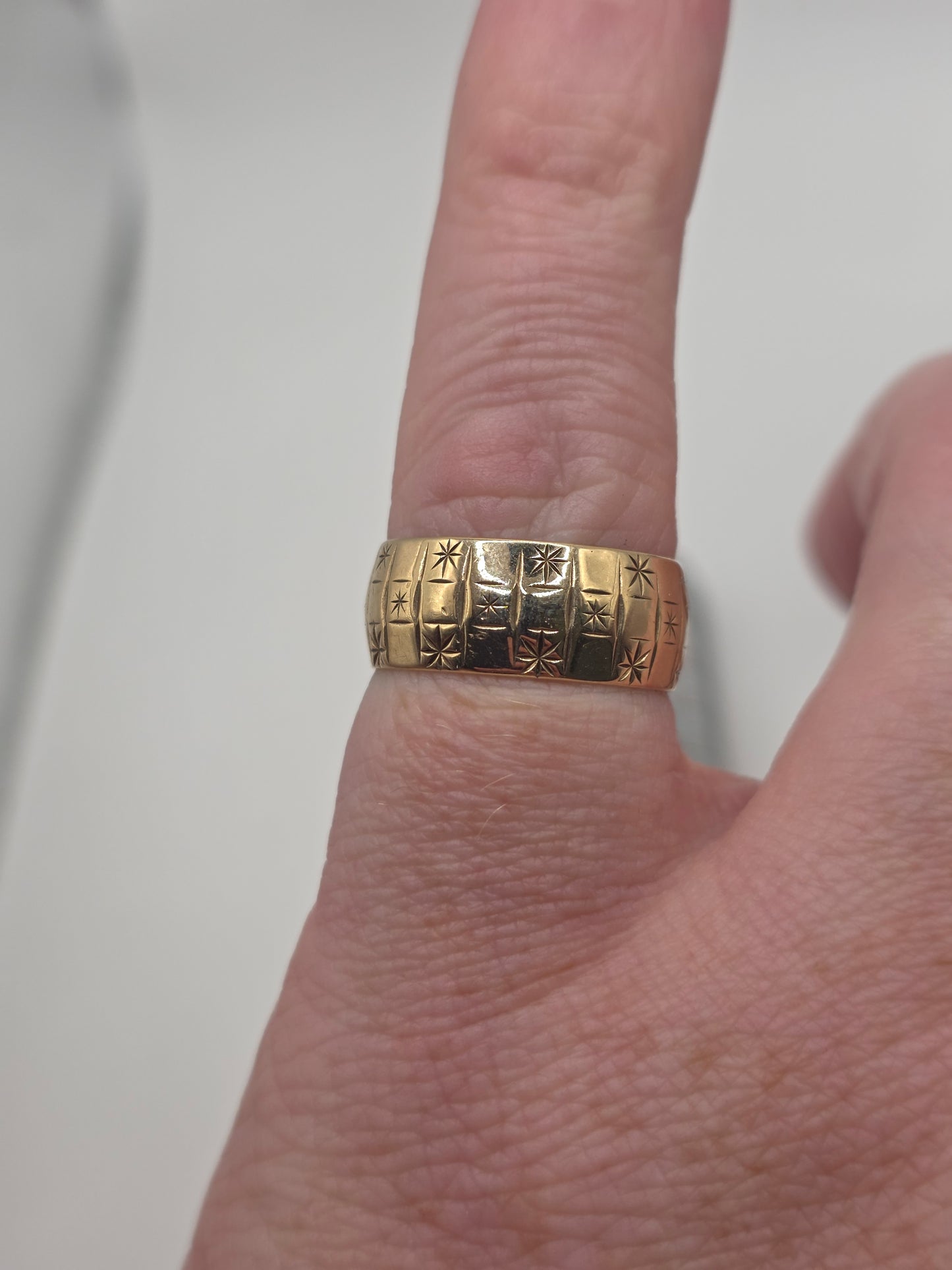 9ct gold star patterned band ring