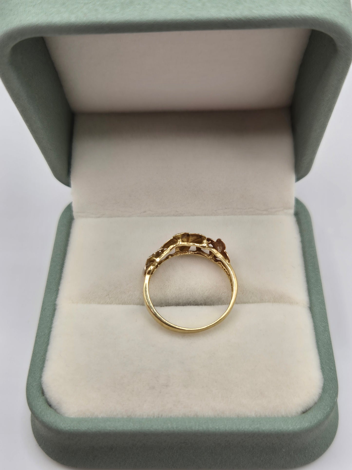18ct tri gold flower ring
