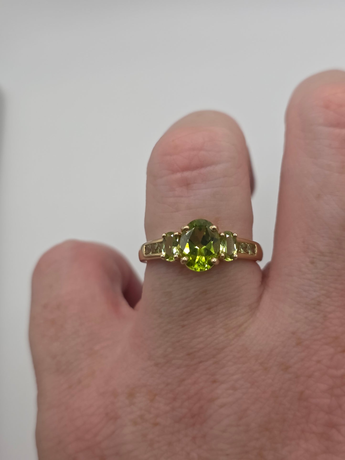 9ct gold peridot ring