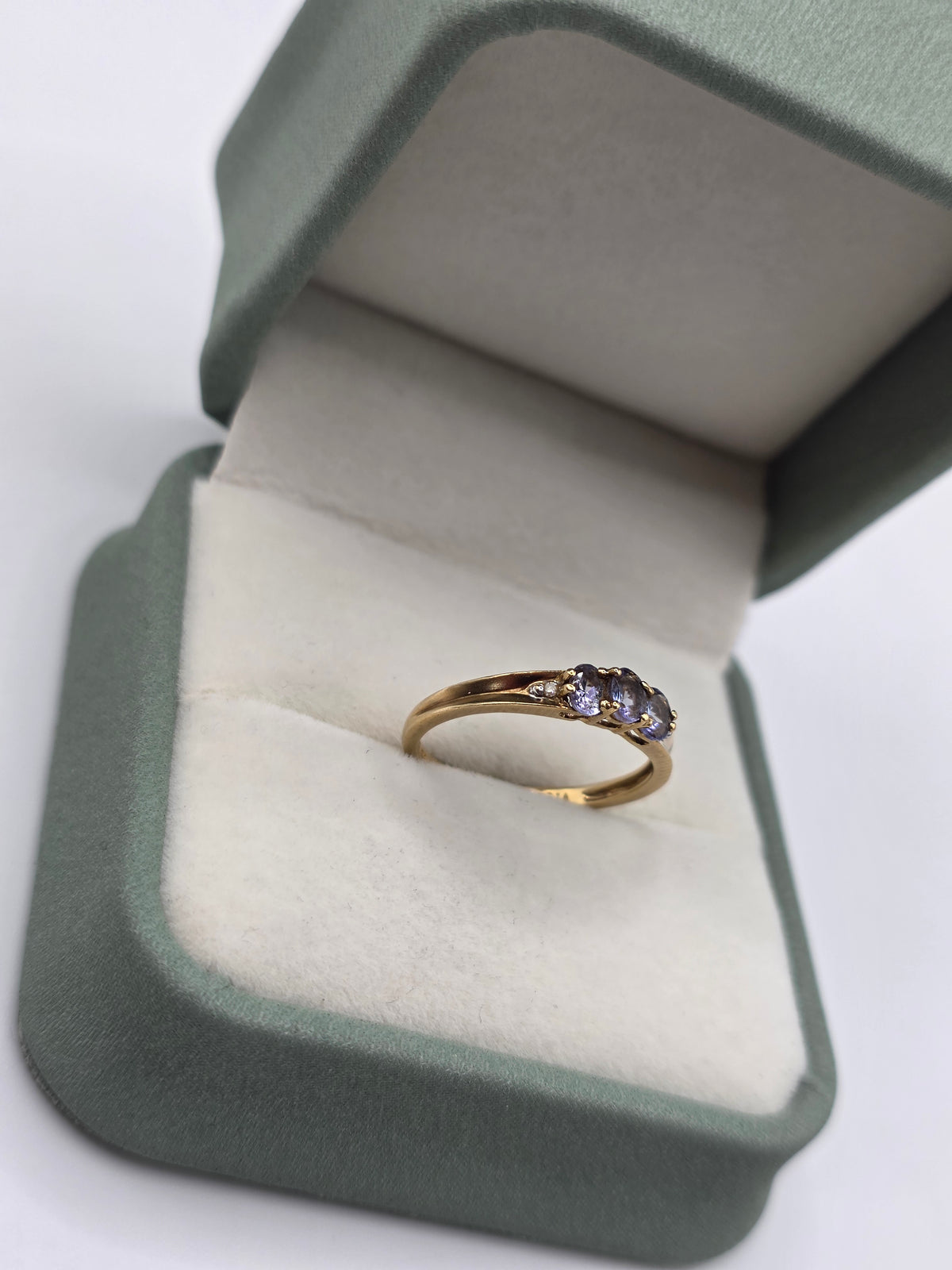 9ct gold tanzanite and diamond ring