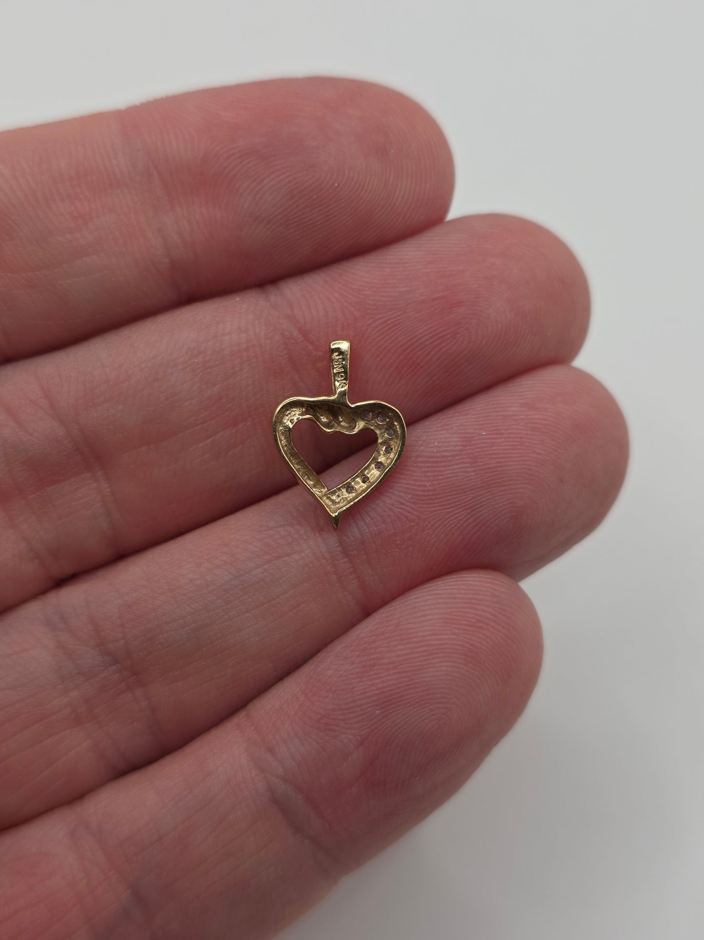 9ct gold diamond heart pendant