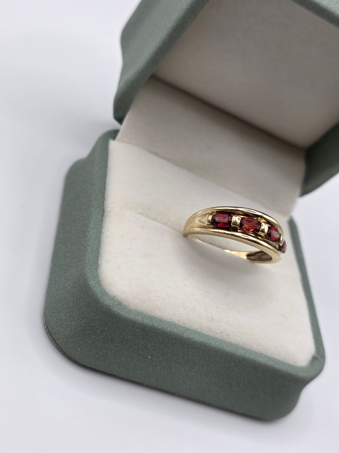 9ct gold garnet ring