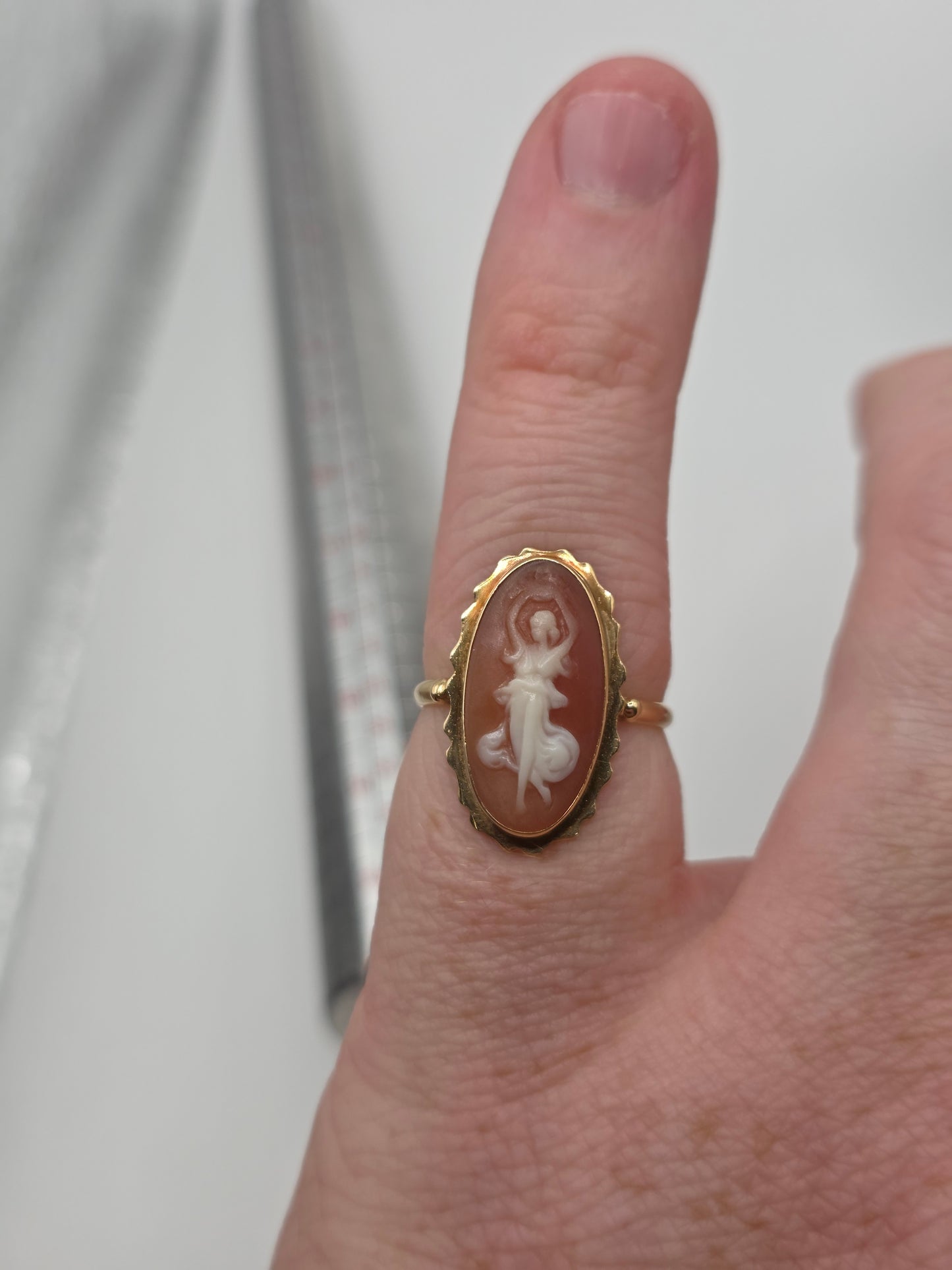 Vintage 18ct gold cameo ring