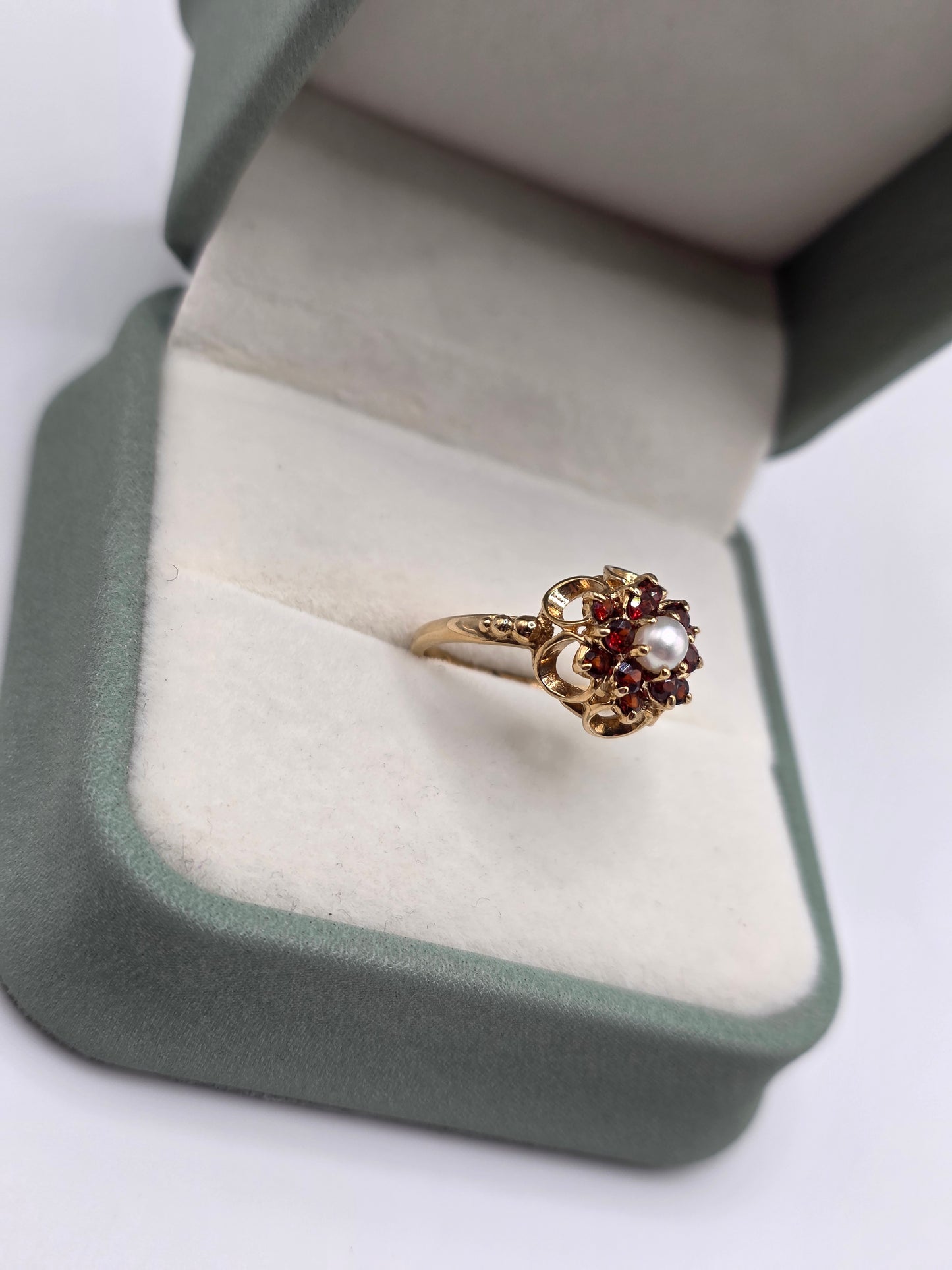 9ct gold garnet and pearl ring