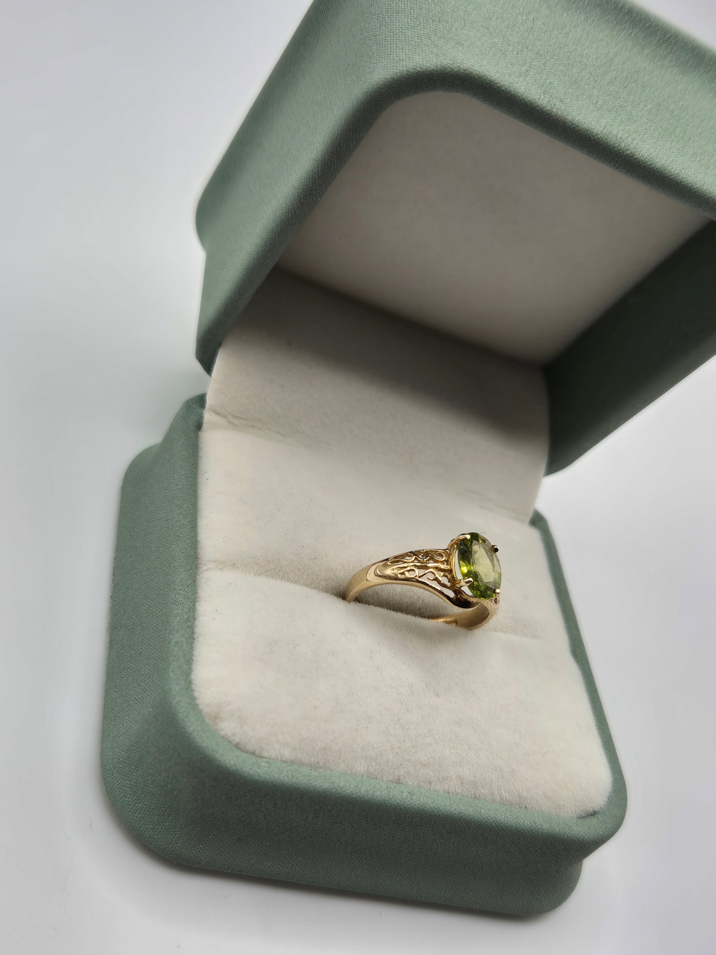 9ct gold peridot ring