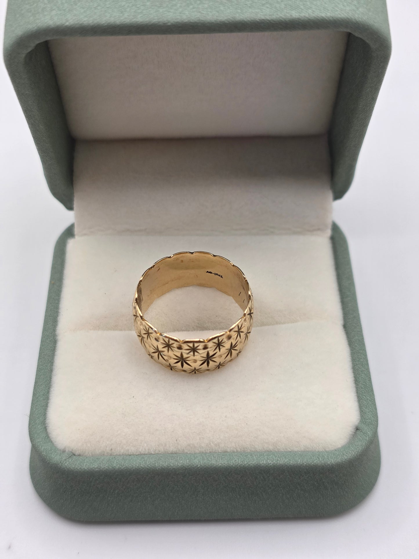 Wide 9ct gold star band ring