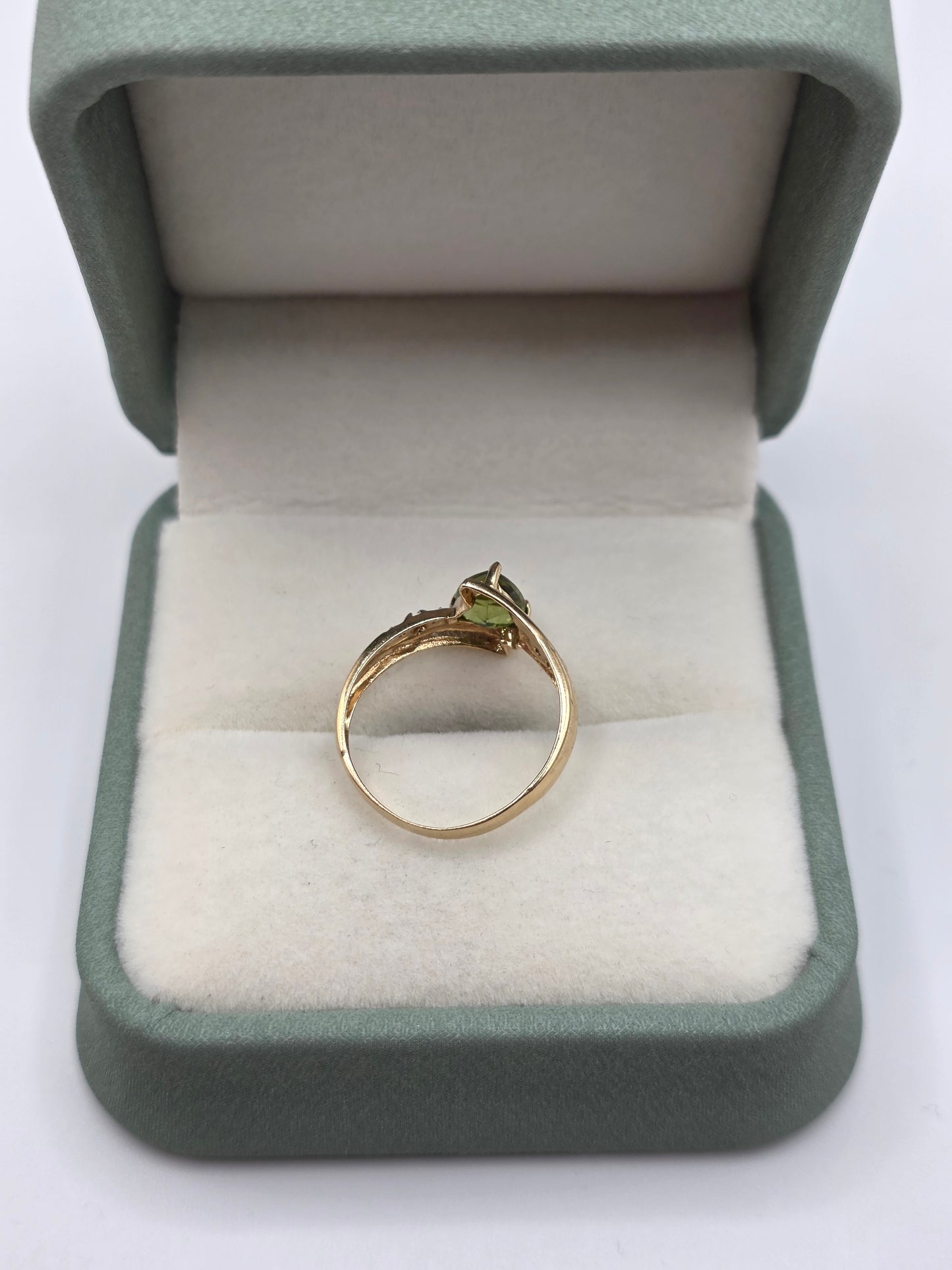 9ct gold peridot and diamond ring