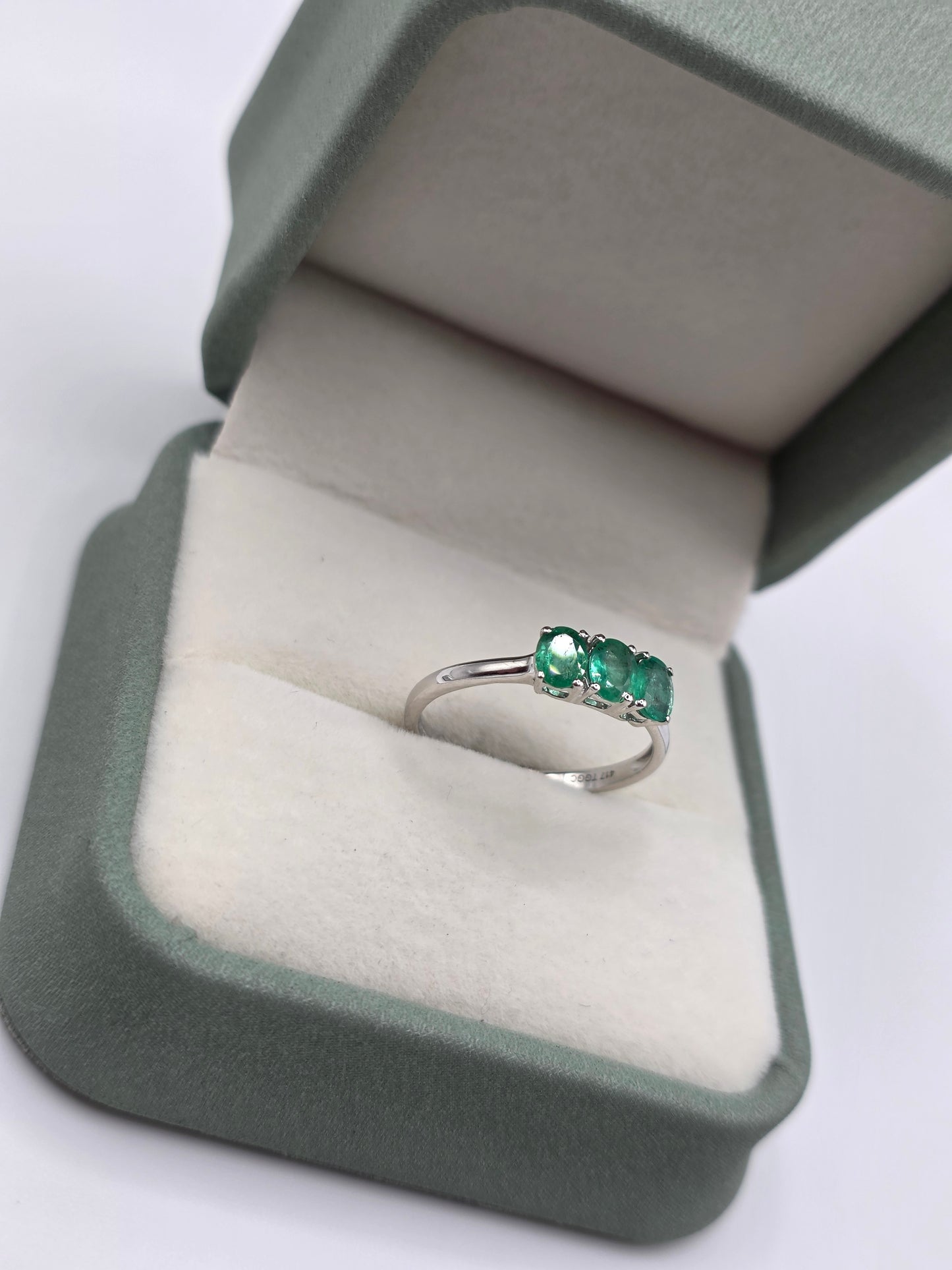 9ct white gold emerald ring