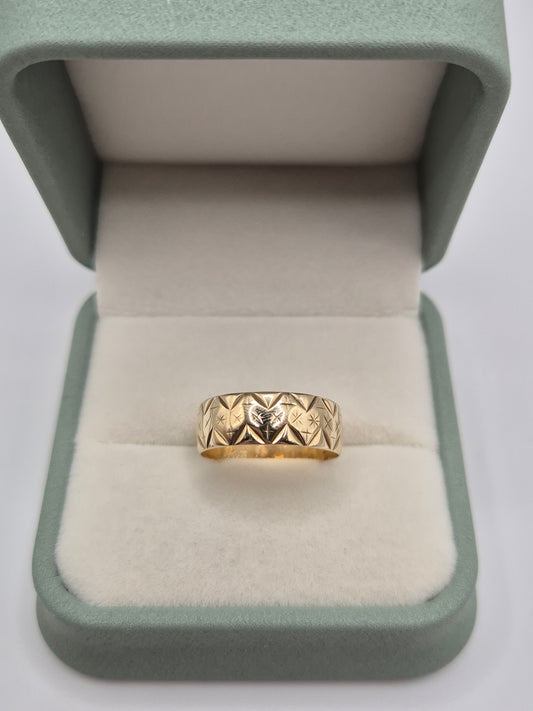 9ct gold patterned band ring