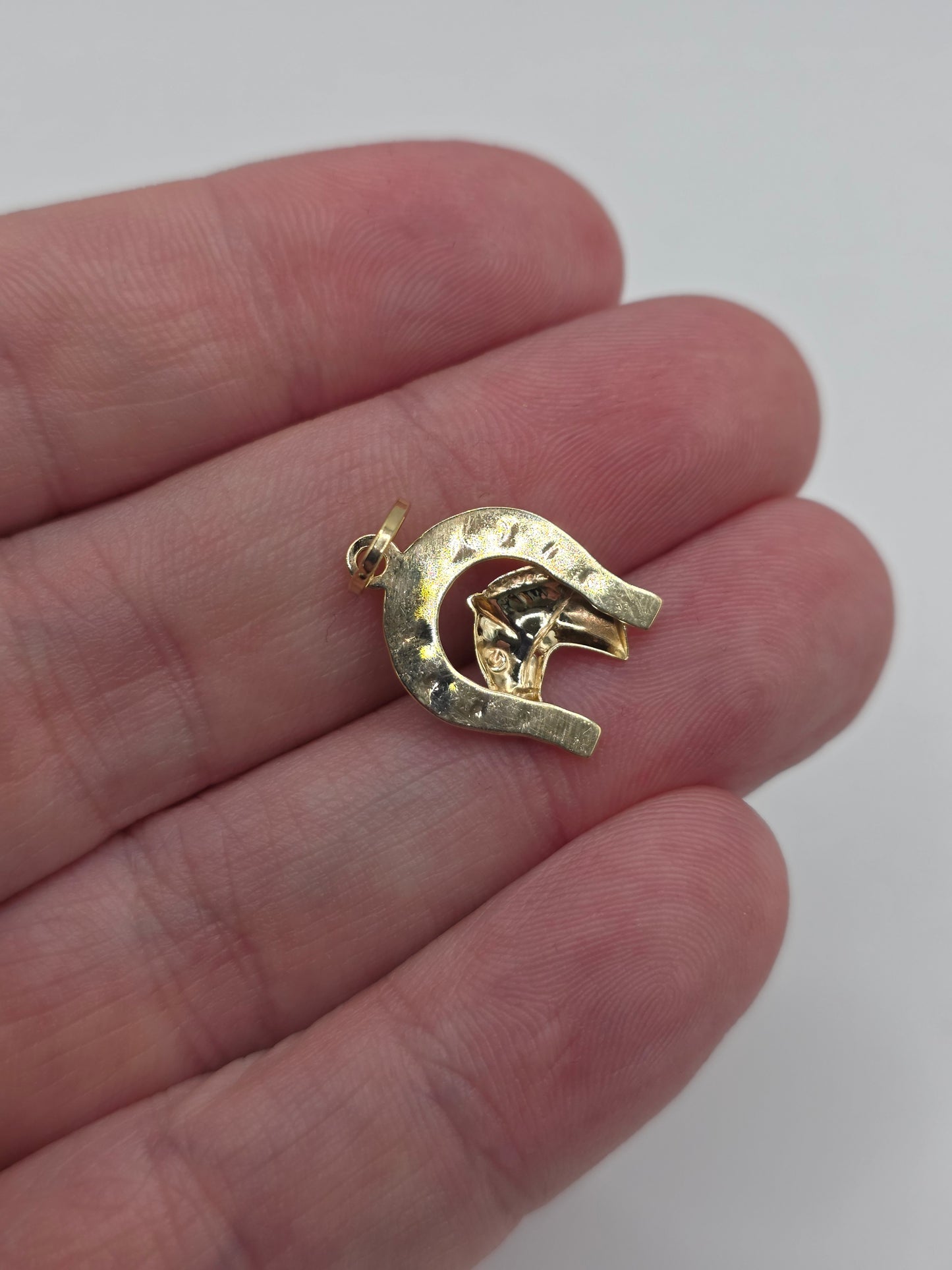 9ct gold horse shoe pendant