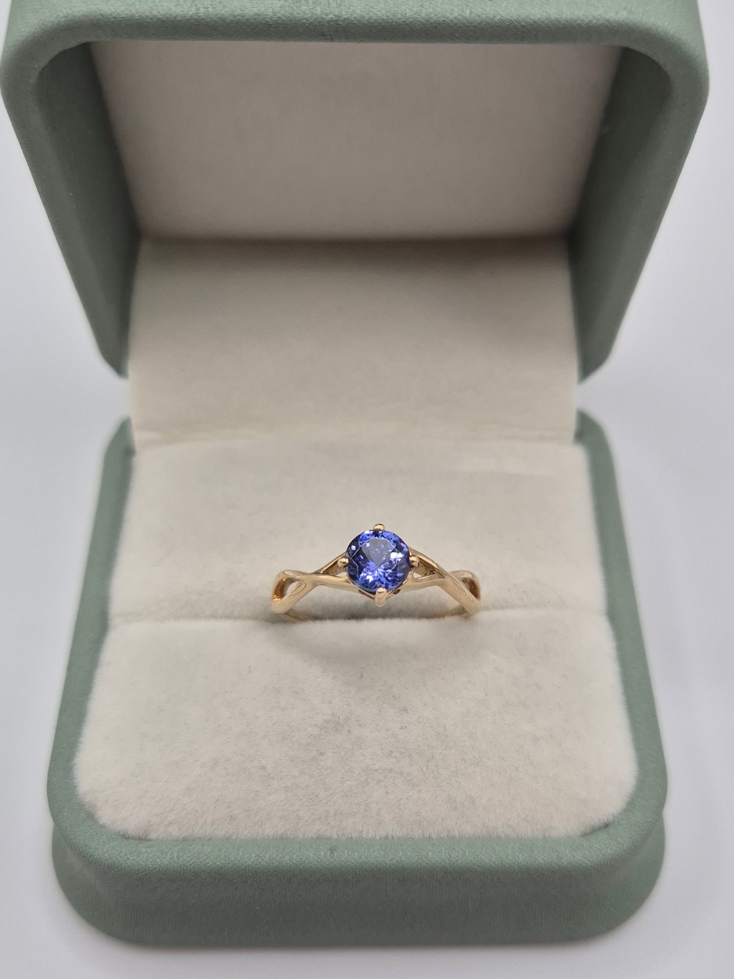 9ct gold tanzanite ring