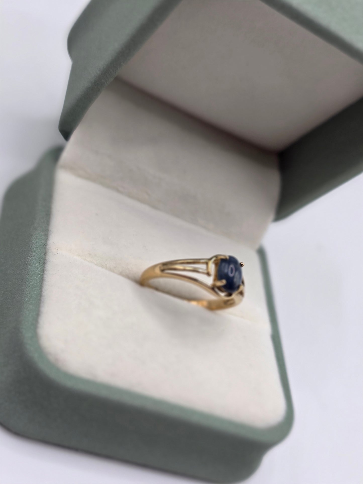 9ct gold cabachon sapphire ring