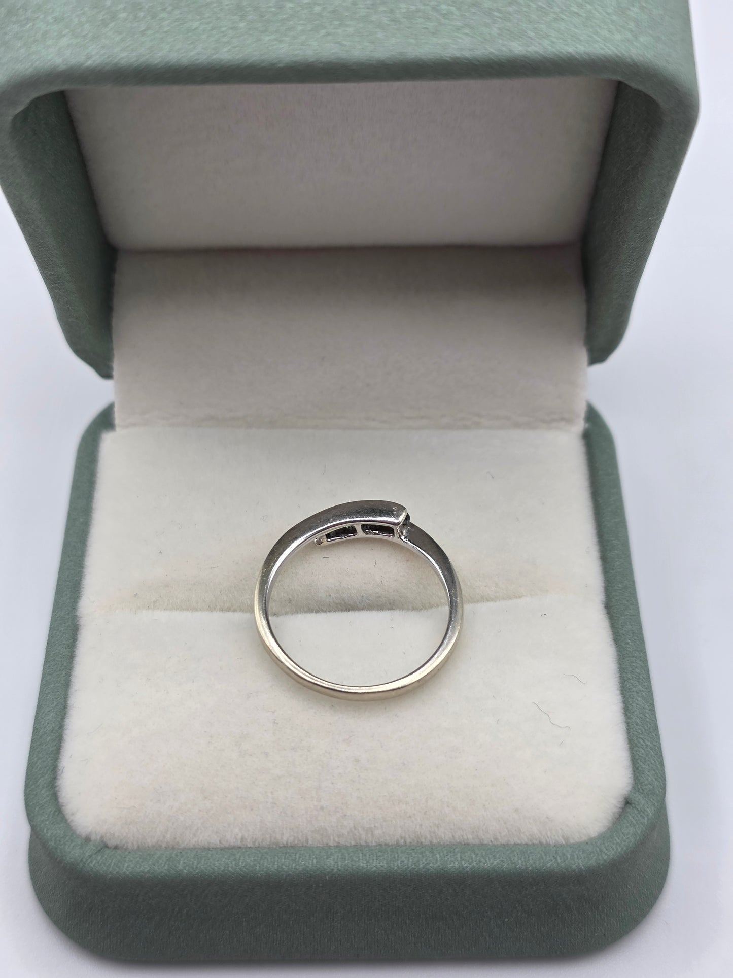 9ct white gold alexandrite ring