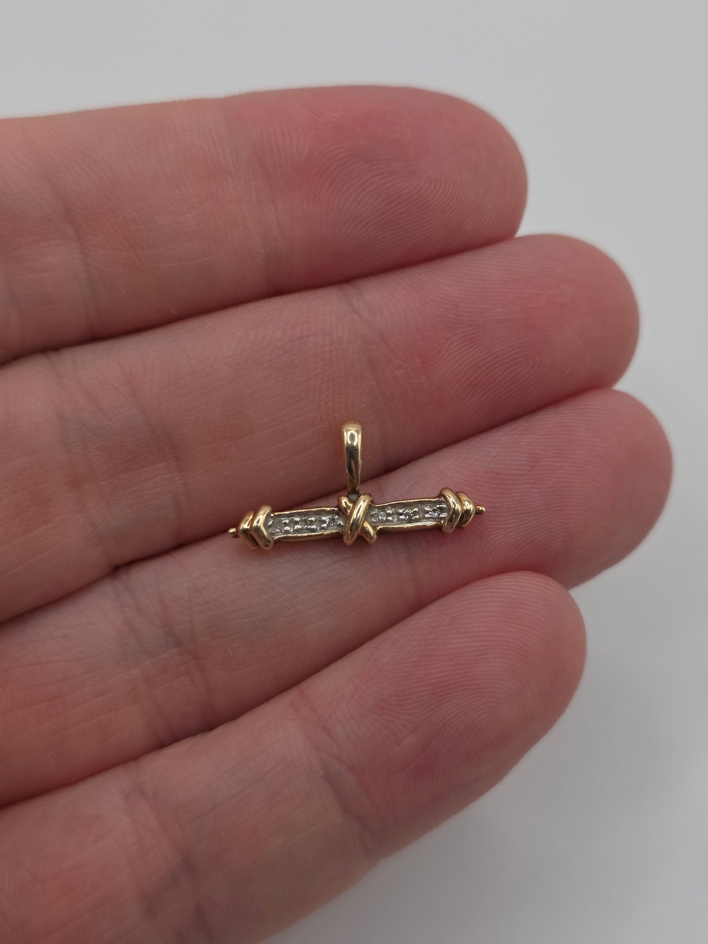 9ct gold diamond T-Bar pendant