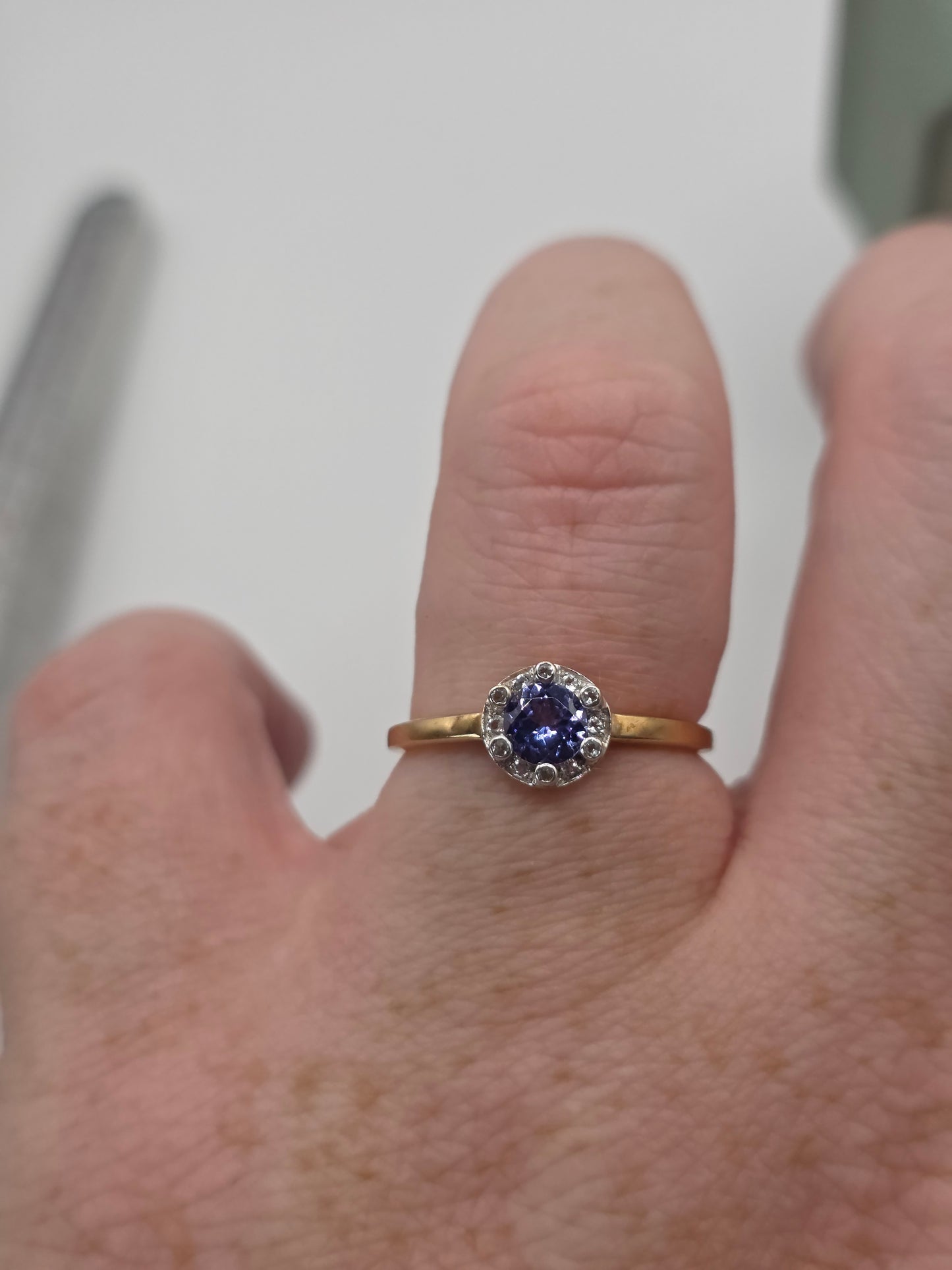 9ct gold tanzanite and diamond ring
