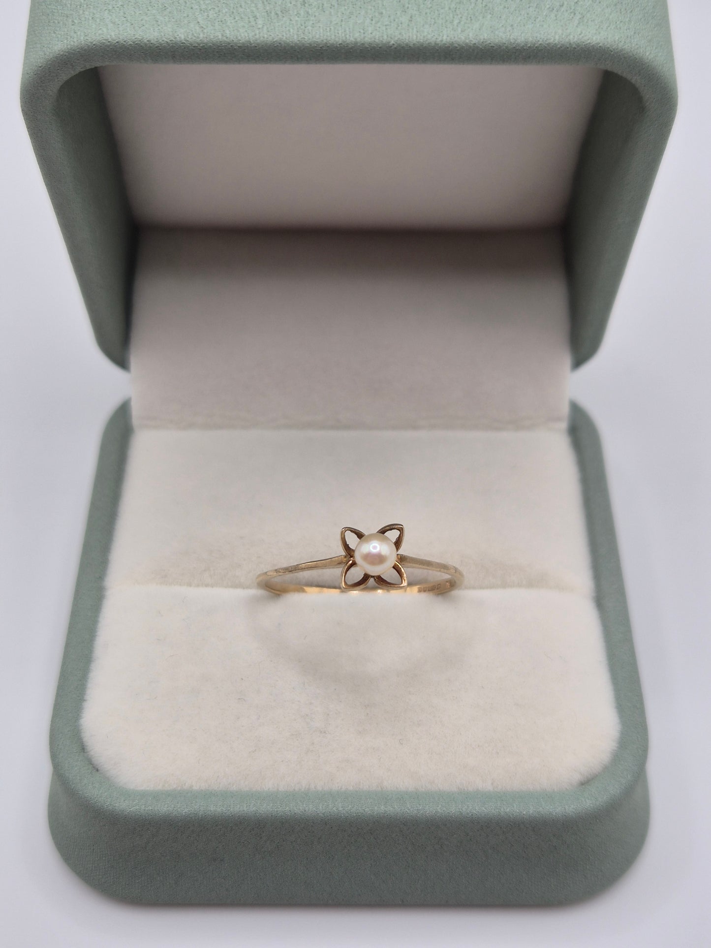 9ct gold pearl ring