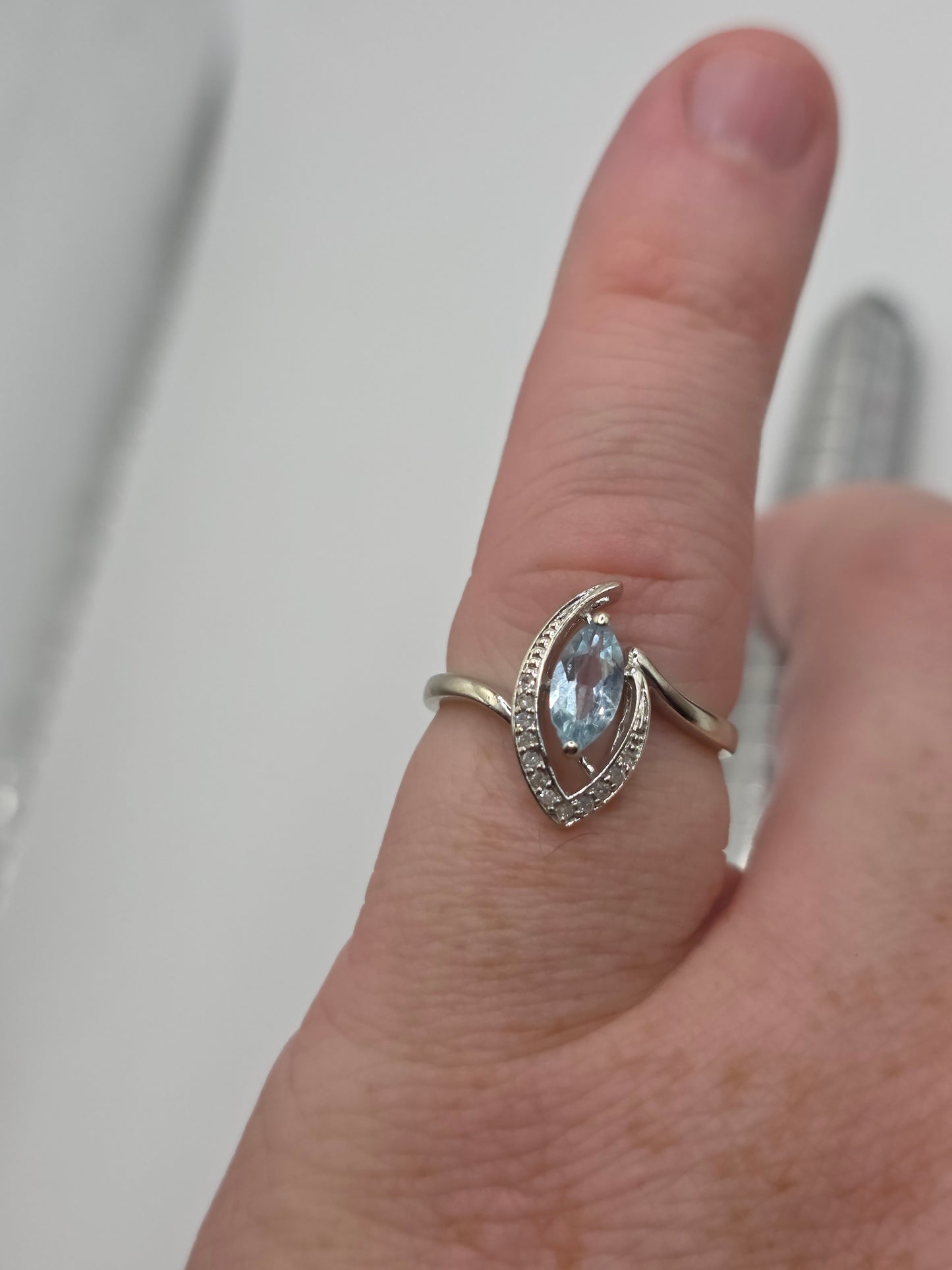 9ct white gold aquamarine and diamond ring