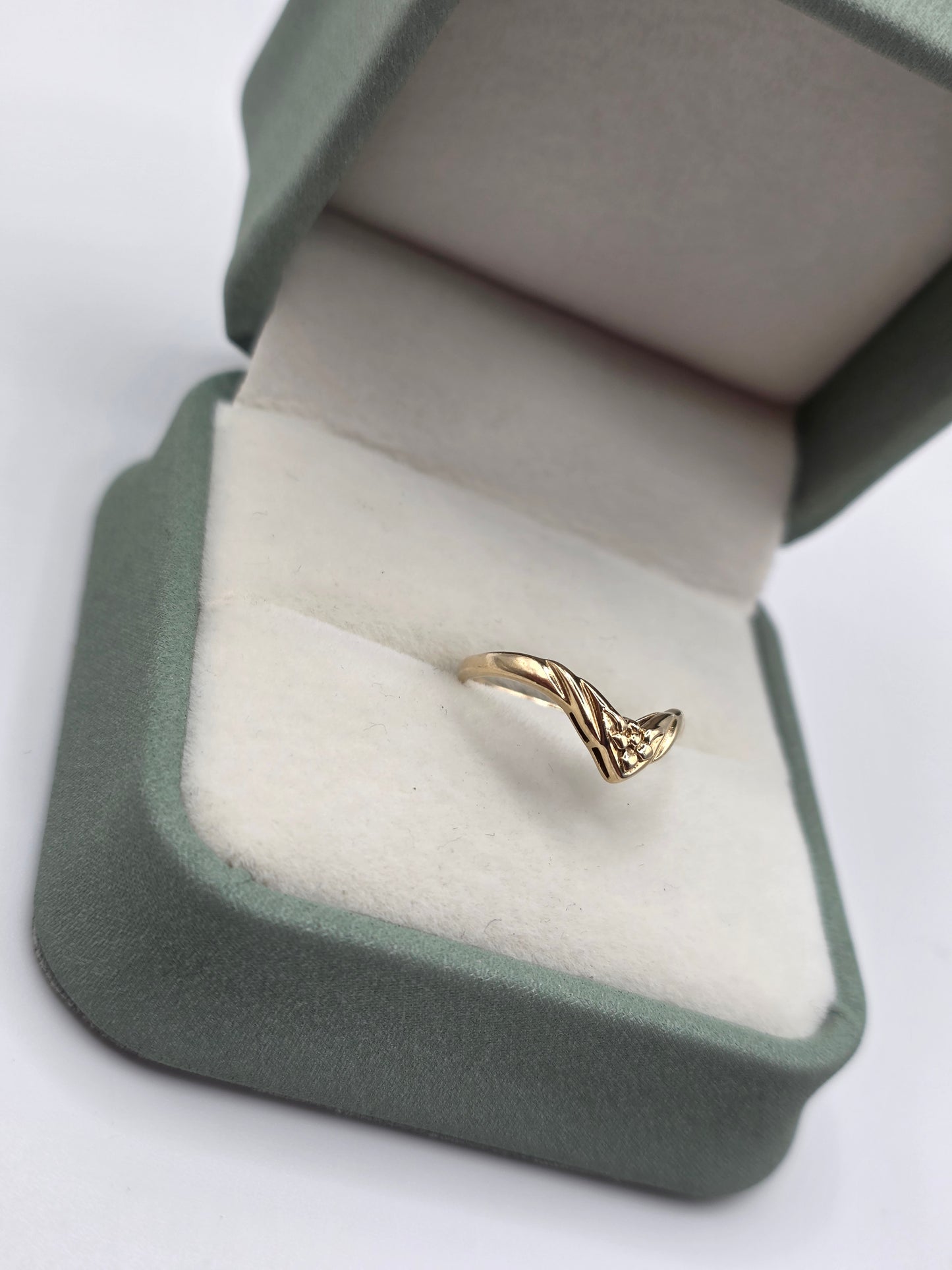 9ct gold wishbone ring