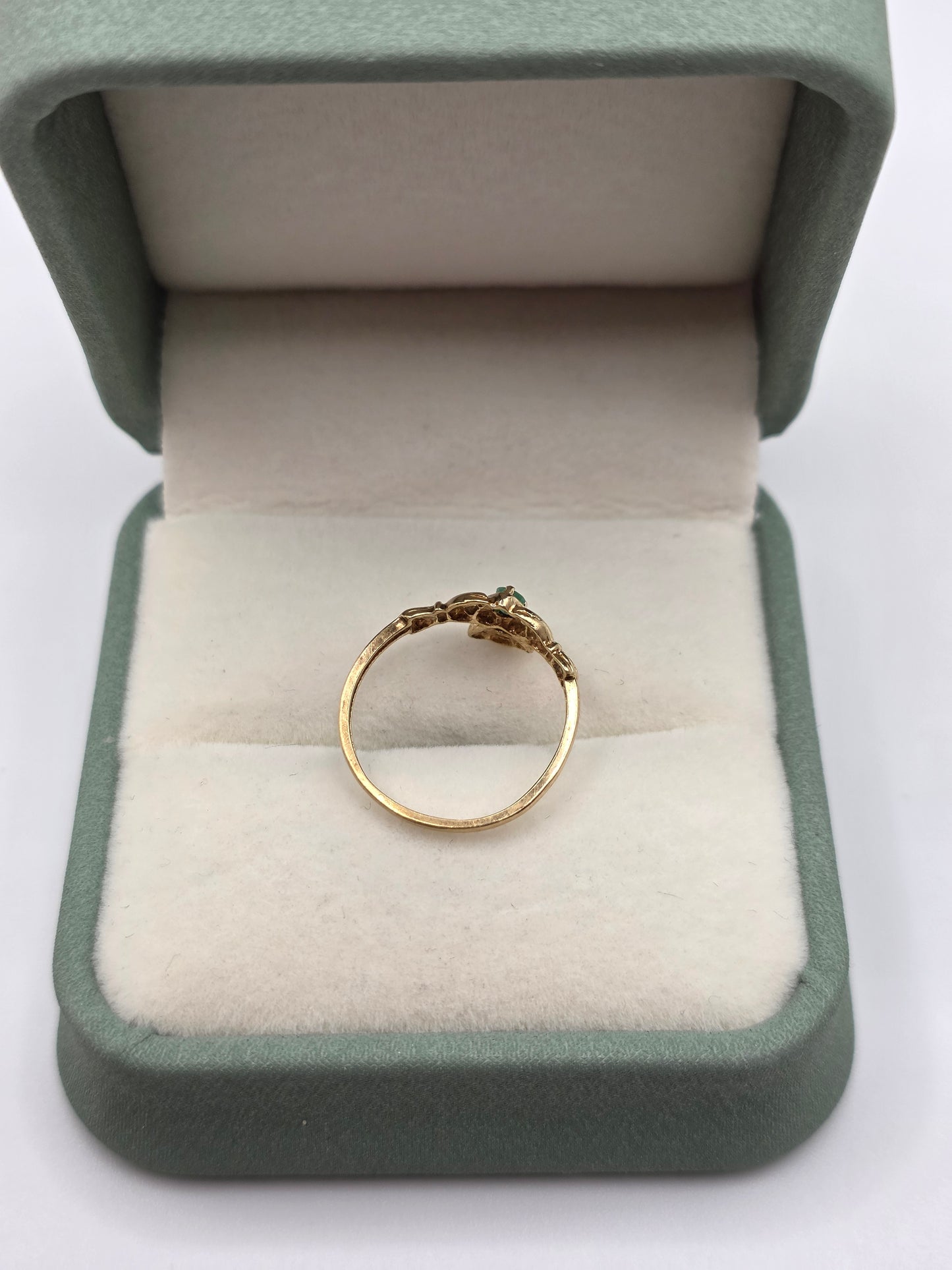 9ct gold emerald claddagh ring