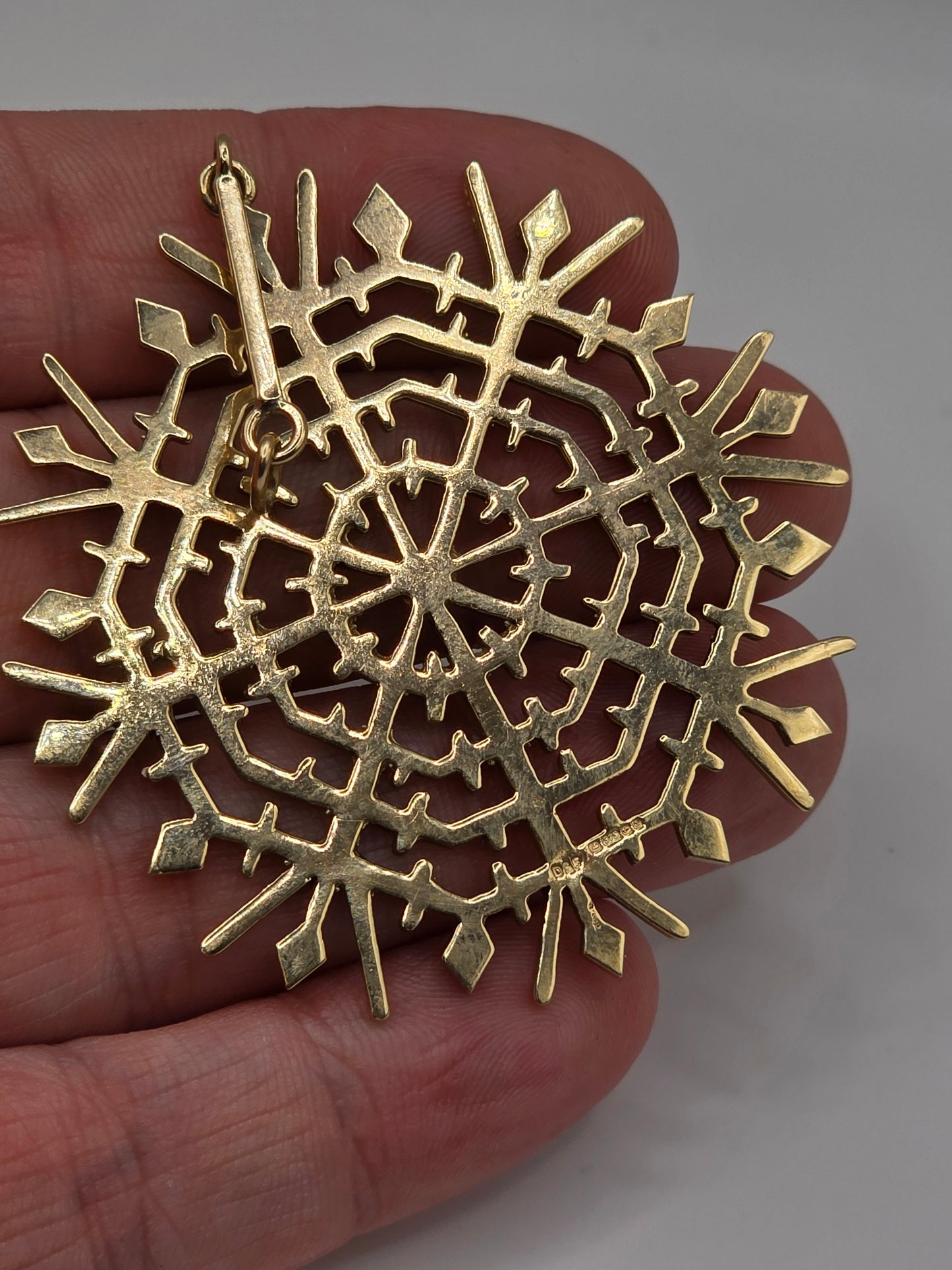 9ct gold snowflake pendant