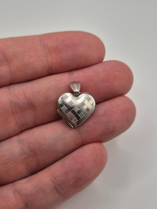 9ct white gold heart locket