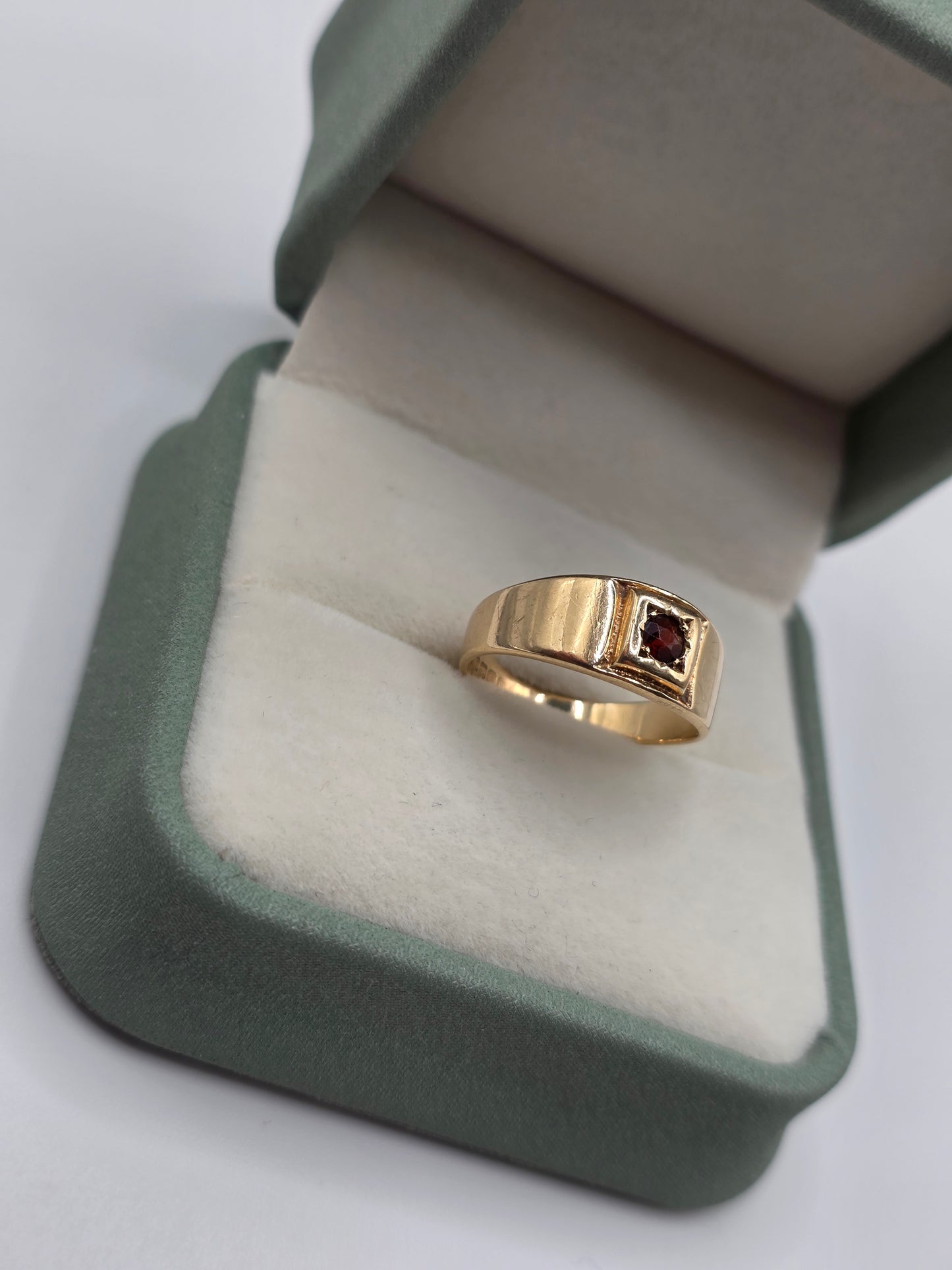 Heavy 9ct gold garnet ring