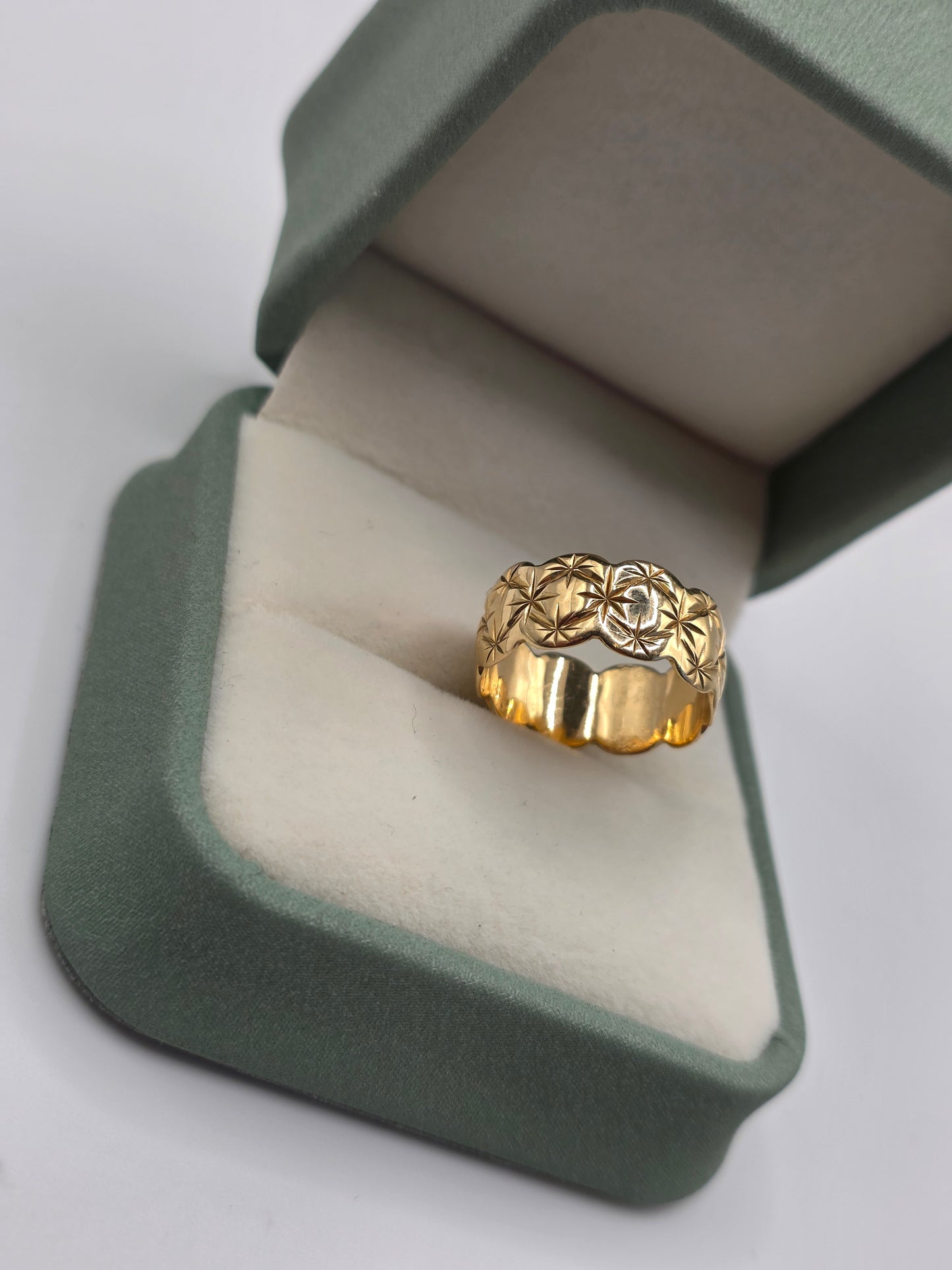 9ct gold star band ring